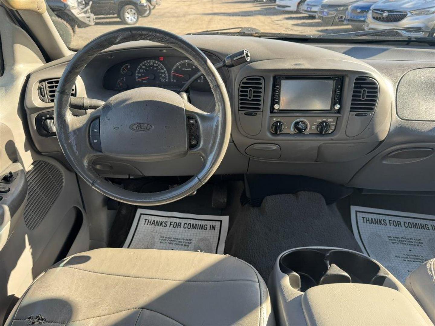 2001 White /Grey Ford F150 (1FTRW07L01K) with an 5.4l V8 EFI Sohc 5.4l engine, Automatic transmission, located at 745 East Steele Rd., West Columbia, SC, 29170, (803) 755-9148, 33.927212, -81.148483 - Photo#6