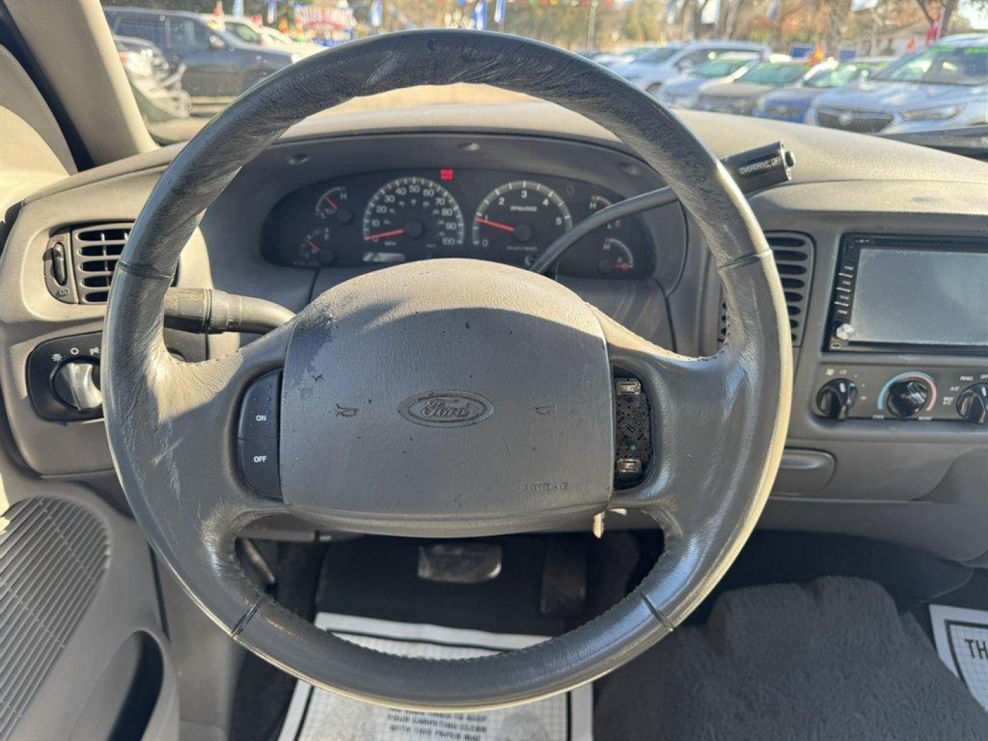 2001 White /Grey Ford F150 (1FTRW07L01K) with an 5.4l V8 EFI Sohc 5.4l engine, Automatic transmission, located at 745 East Steele Rd., West Columbia, SC, 29170, (803) 755-9148, 33.927212, -81.148483 - Photo#7
