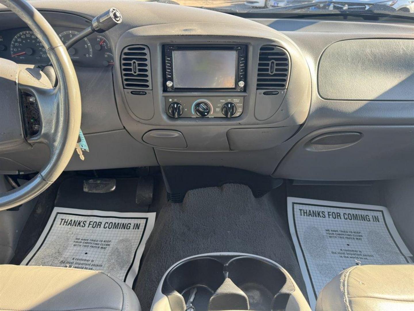 2001 White /Grey Ford F150 (1FTRW07L01K) with an 5.4l V8 EFI Sohc 5.4l engine, Automatic transmission, located at 745 East Steele Rd., West Columbia, SC, 29170, (803) 755-9148, 33.927212, -81.148483 - Photo#9