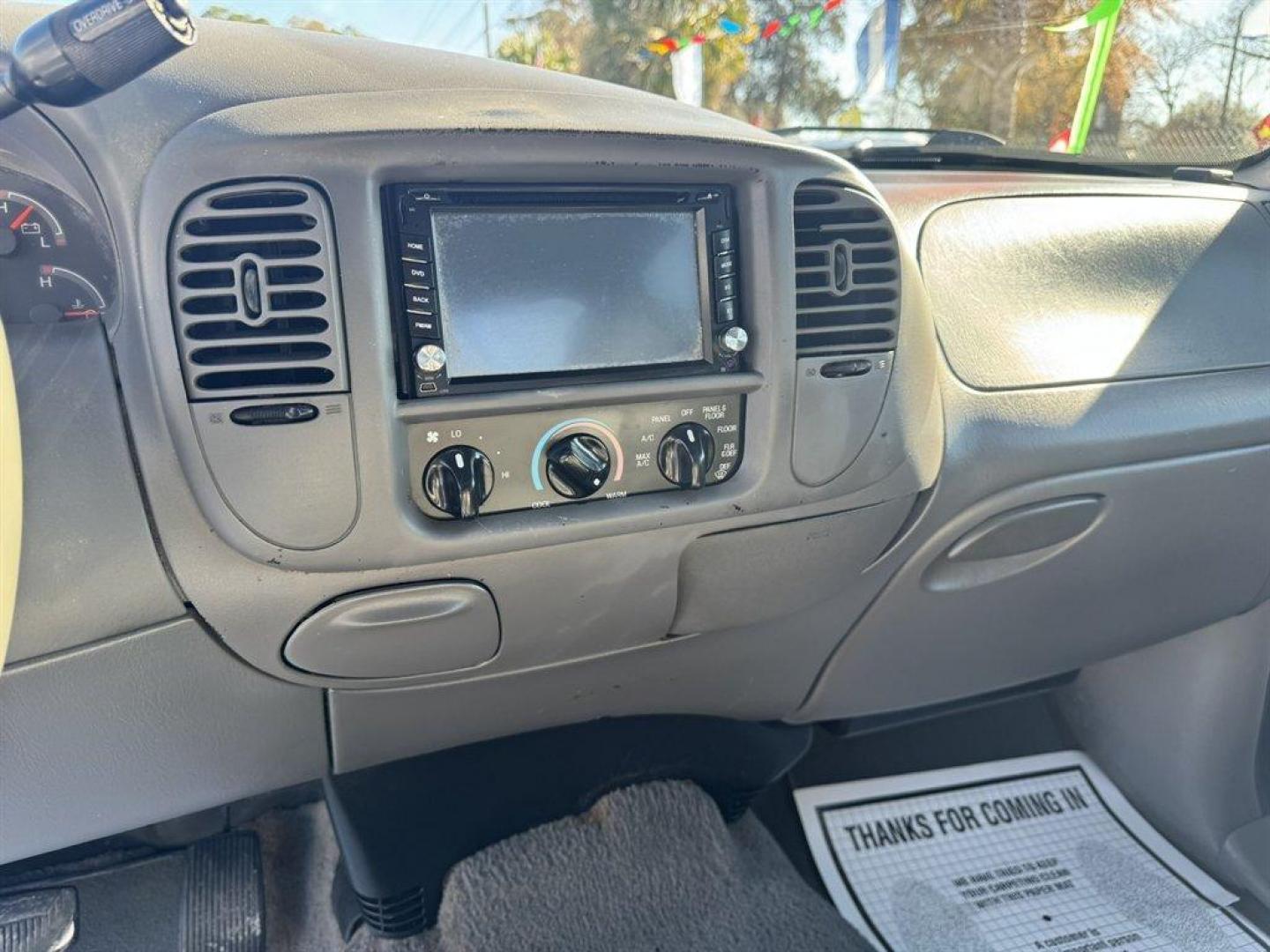 2001 White /Grey Ford F150 (1FTRW07L01K) with an 5.4l V8 EFI Sohc 5.4l engine, Automatic transmission, located at 745 East Steele Rd., West Columbia, SC, 29170, (803) 755-9148, 33.927212, -81.148483 - Photo#10