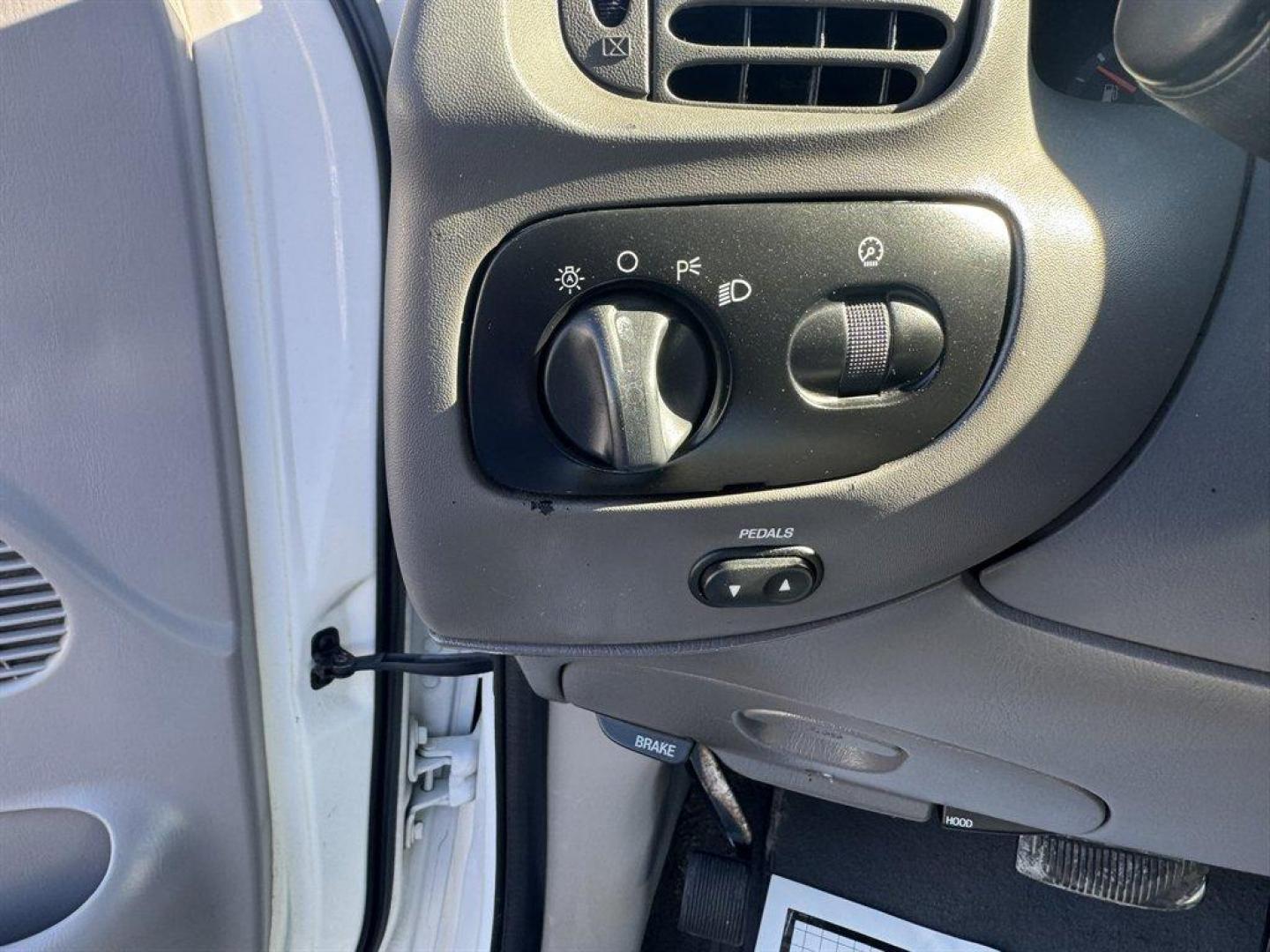 2001 White /Grey Ford F150 (1FTRW07L01K) with an 5.4l V8 EFI Sohc 5.4l engine, Automatic transmission, located at 745 East Steele Rd., West Columbia, SC, 29170, (803) 755-9148, 33.927212, -81.148483 - Photo#13