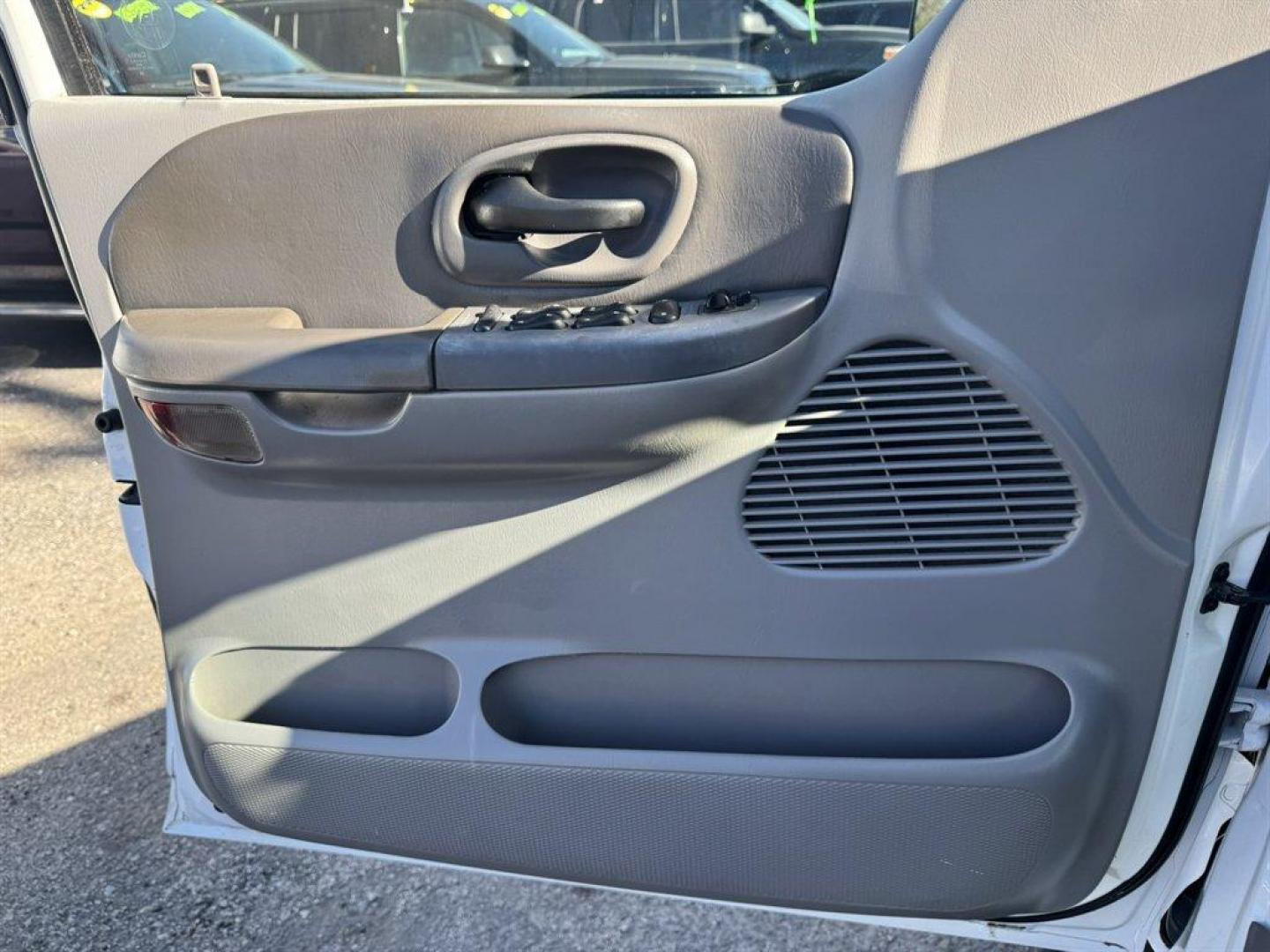 2001 White /Grey Ford F150 (1FTRW07L01K) with an 5.4l V8 EFI Sohc 5.4l engine, Automatic transmission, located at 745 East Steele Rd., West Columbia, SC, 29170, (803) 755-9148, 33.927212, -81.148483 - Photo#14