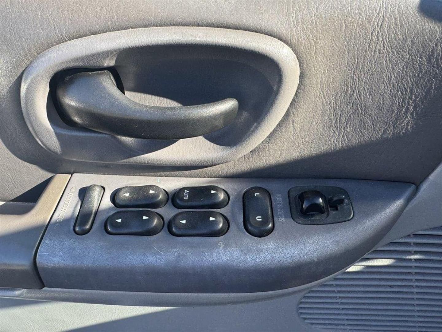 2001 White /Grey Ford F150 (1FTRW07L01K) with an 5.4l V8 EFI Sohc 5.4l engine, Automatic transmission, located at 745 East Steele Rd., West Columbia, SC, 29170, (803) 755-9148, 33.927212, -81.148483 - Photo#15