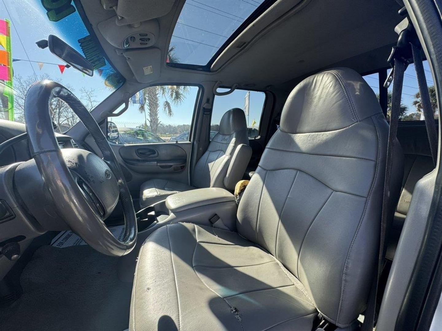 2001 White /Grey Ford F150 (1FTRW07L01K) with an 5.4l V8 EFI Sohc 5.4l engine, Automatic transmission, located at 745 East Steele Rd., West Columbia, SC, 29170, (803) 755-9148, 33.927212, -81.148483 - Photo#16