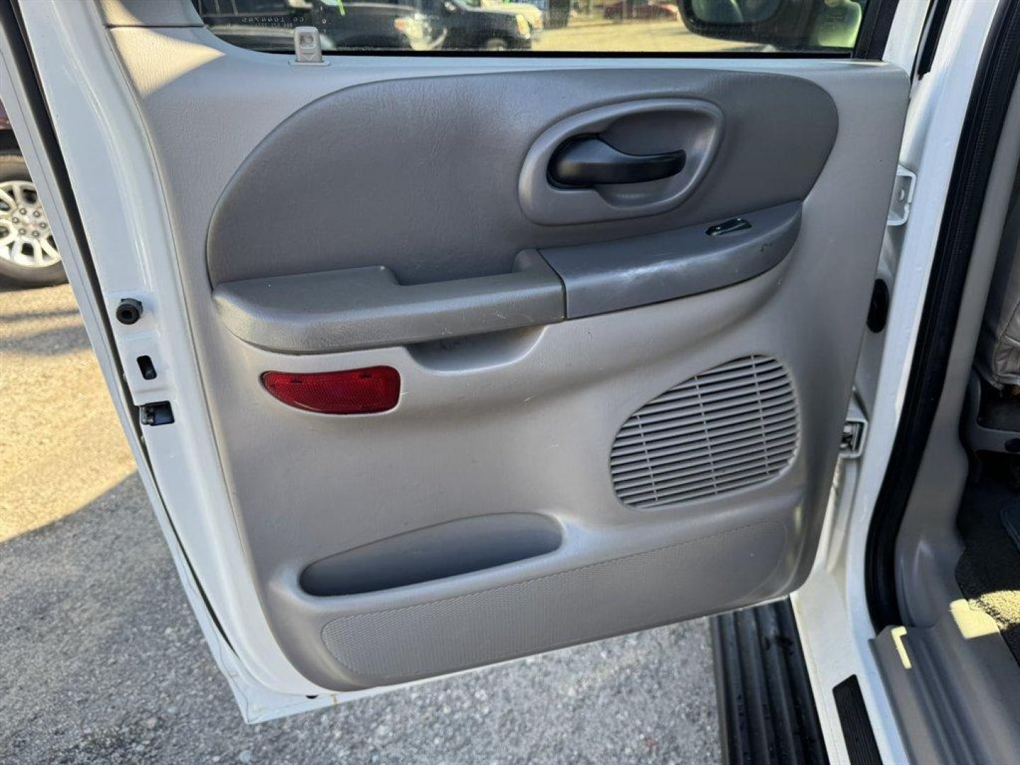 2001 White /Grey Ford F150 (1FTRW07L01K) with an 5.4l V8 EFI Sohc 5.4l engine, Automatic transmission, located at 745 East Steele Rd., West Columbia, SC, 29170, (803) 755-9148, 33.927212, -81.148483 - Photo#18