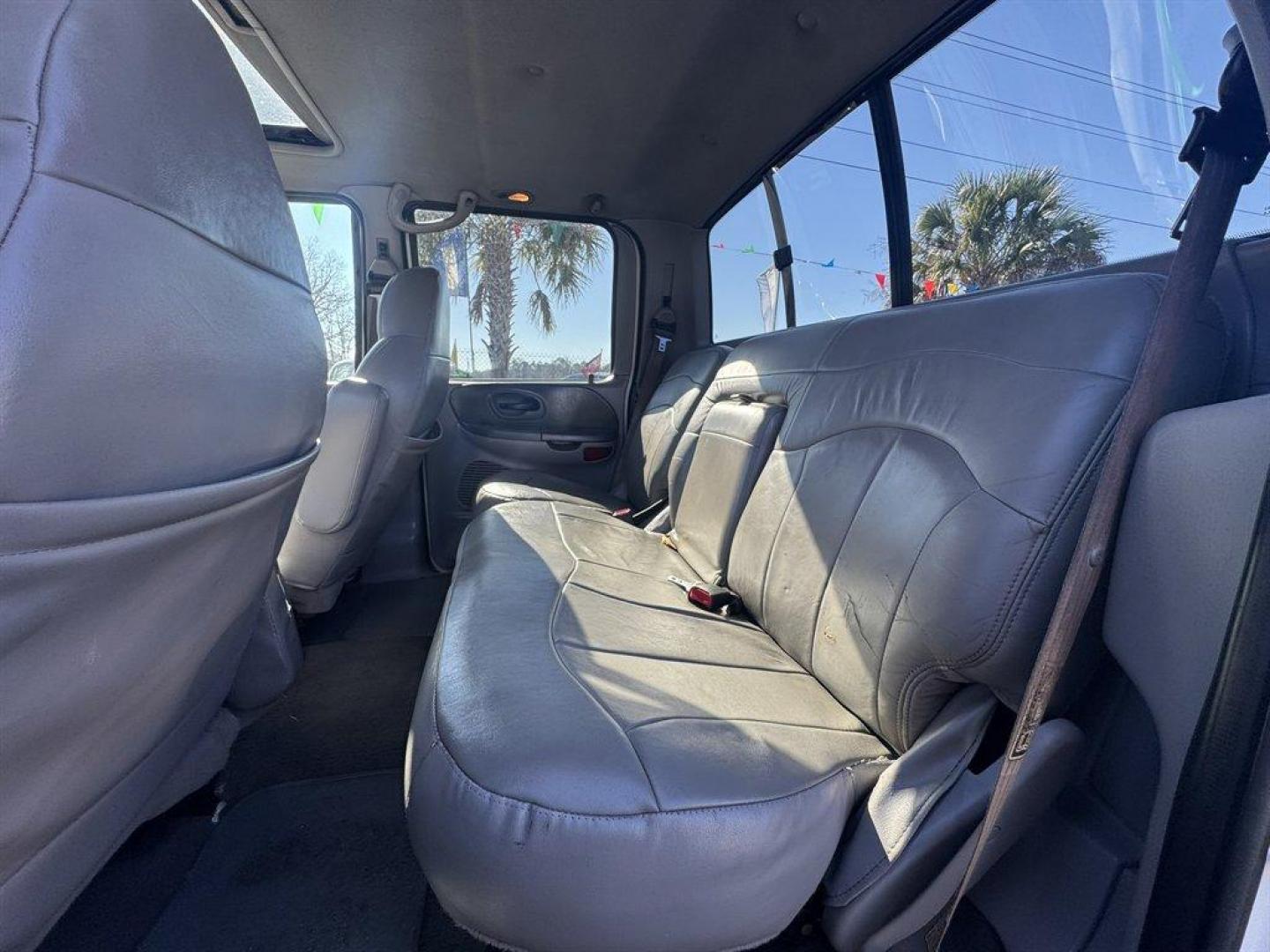 2001 White /Grey Ford F150 (1FTRW07L01K) with an 5.4l V8 EFI Sohc 5.4l engine, Automatic transmission, located at 745 East Steele Rd., West Columbia, SC, 29170, (803) 755-9148, 33.927212, -81.148483 - Photo#19