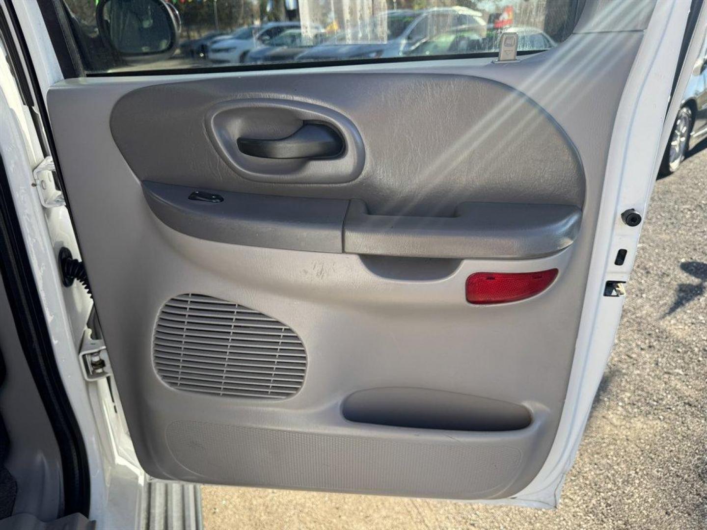 2001 White /Grey Ford F150 (1FTRW07L01K) with an 5.4l V8 EFI Sohc 5.4l engine, Automatic transmission, located at 745 East Steele Rd., West Columbia, SC, 29170, (803) 755-9148, 33.927212, -81.148483 - Photo#20