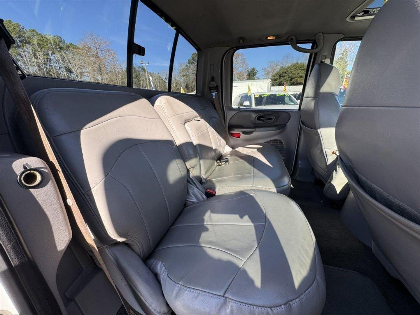 2001 White /Grey Ford F150 (1FTRW07L01K) with an 5.4l V8 EFI Sohc 5.4l engine, Automatic transmission, located at 745 East Steele Rd., West Columbia, SC, 29170, (803) 755-9148, 33.927212, -81.148483 - Photo#21