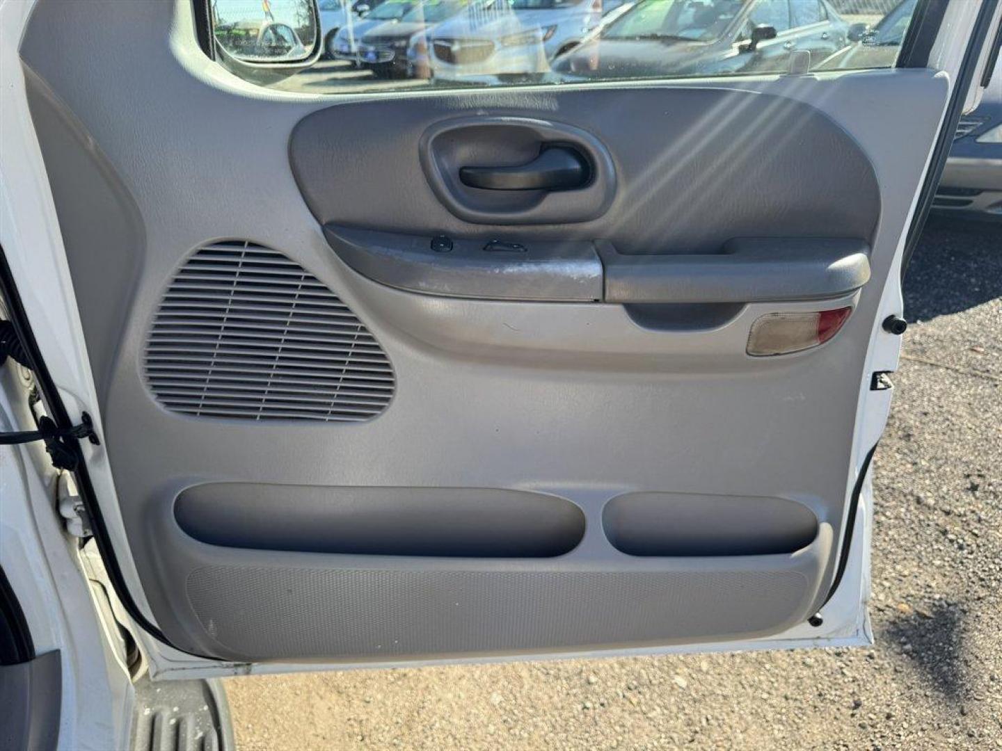 2001 White /Grey Ford F150 (1FTRW07L01K) with an 5.4l V8 EFI Sohc 5.4l engine, Automatic transmission, located at 745 East Steele Rd., West Columbia, SC, 29170, (803) 755-9148, 33.927212, -81.148483 - Photo#22