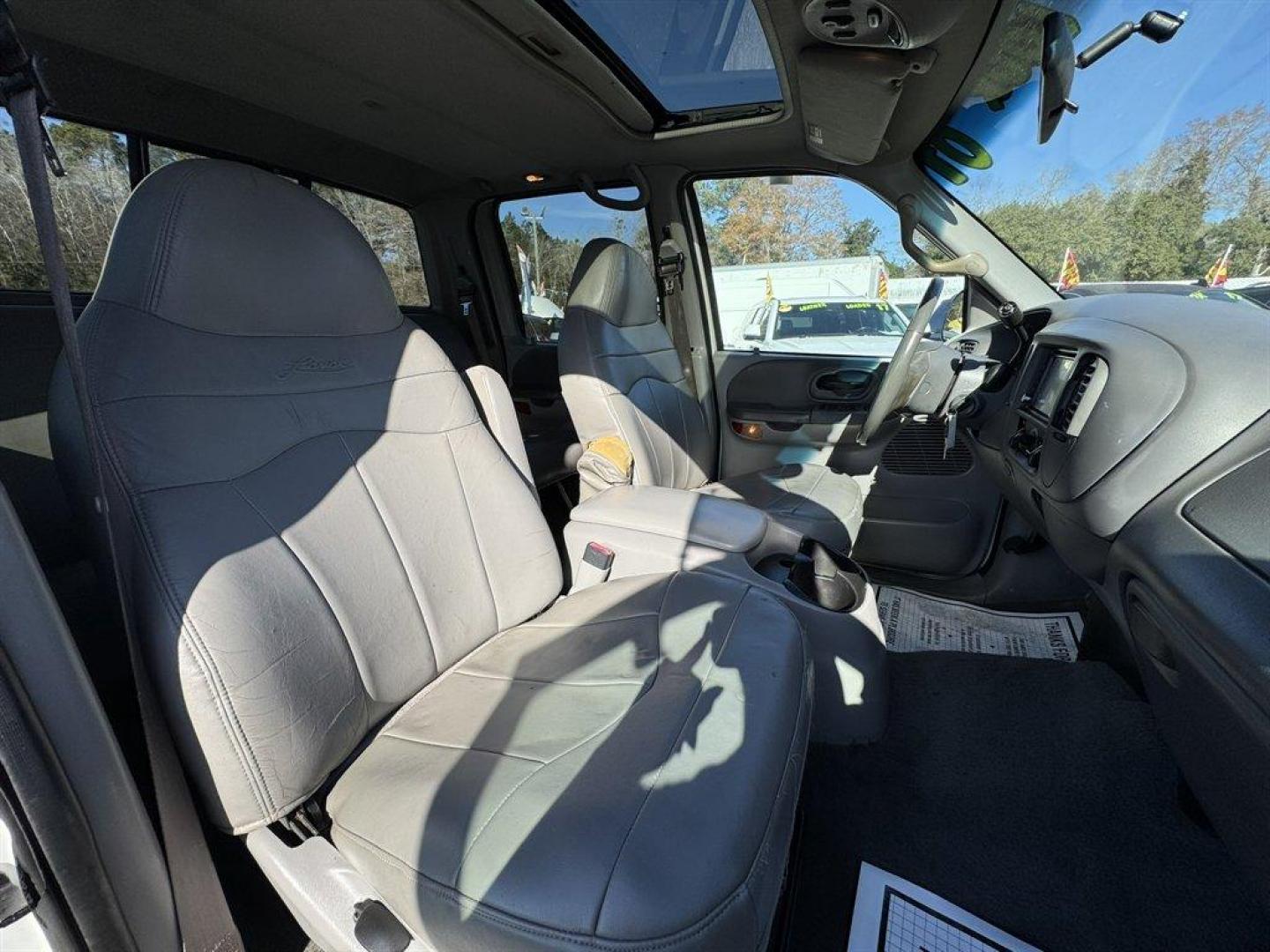 2001 White /Grey Ford F150 (1FTRW07L01K) with an 5.4l V8 EFI Sohc 5.4l engine, Automatic transmission, located at 745 East Steele Rd., West Columbia, SC, 29170, (803) 755-9148, 33.927212, -81.148483 - Photo#23