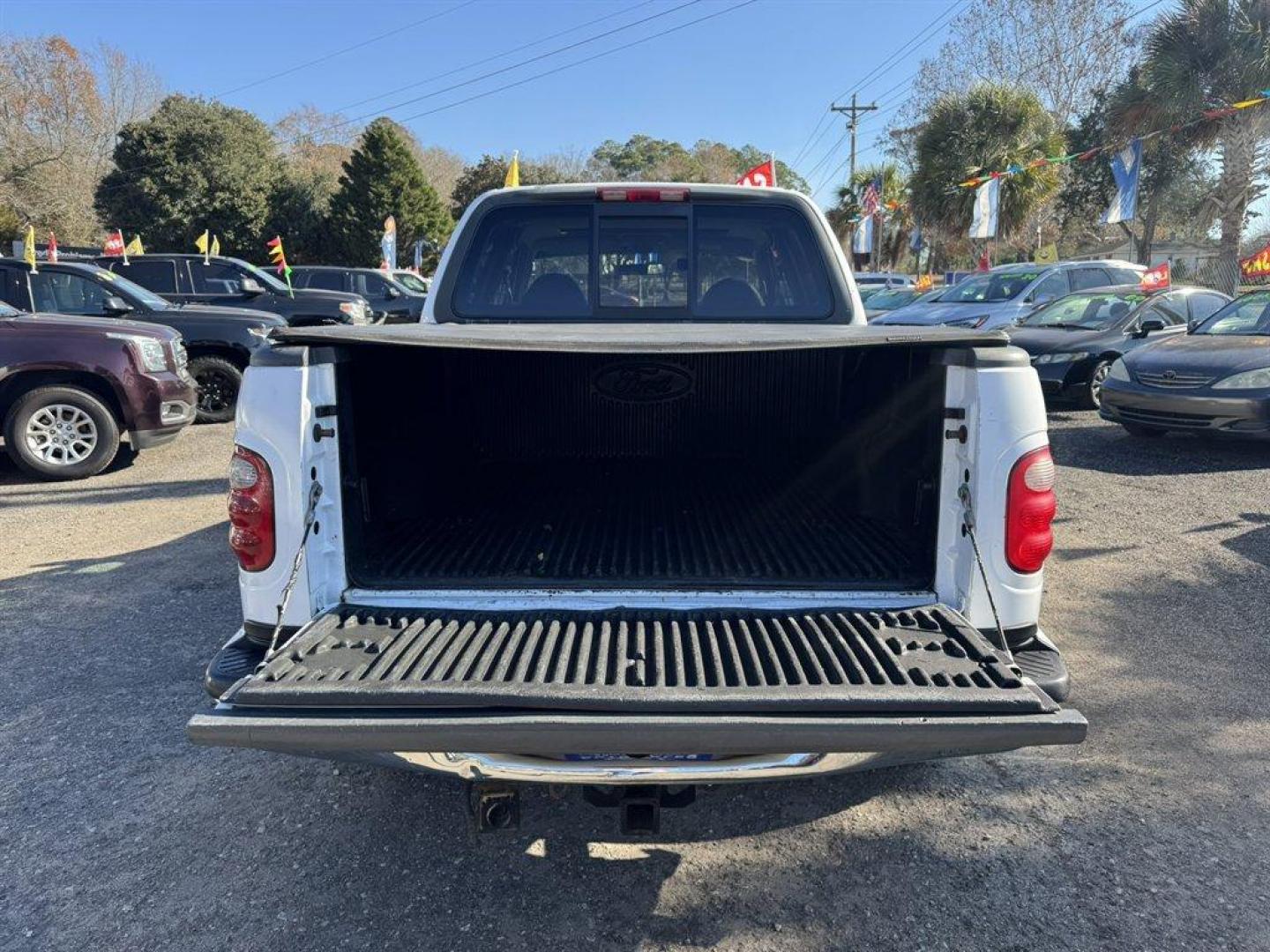2001 White /Grey Ford F150 (1FTRW07L01K) with an 5.4l V8 EFI Sohc 5.4l engine, Automatic transmission, located at 745 East Steele Rd., West Columbia, SC, 29170, (803) 755-9148, 33.927212, -81.148483 - Photo#24