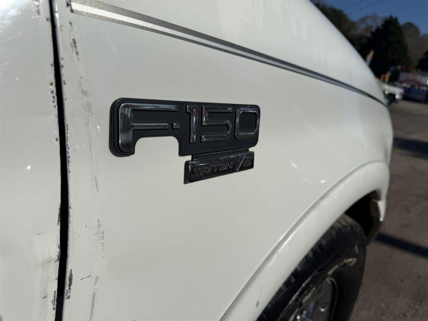 2001 White /Grey Ford F150 (1FTRW07L01K) with an 5.4l V8 EFI Sohc 5.4l engine, Automatic transmission, located at 745 East Steele Rd., West Columbia, SC, 29170, (803) 755-9148, 33.927212, -81.148483 - Photo#25