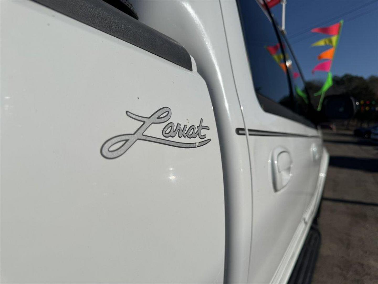 2001 White /Grey Ford F150 (1FTRW07L01K) with an 5.4l V8 EFI Sohc 5.4l engine, Automatic transmission, located at 745 East Steele Rd., West Columbia, SC, 29170, (803) 755-9148, 33.927212, -81.148483 - Photo#26