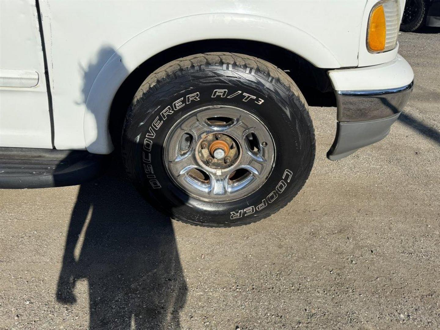 2001 White /Grey Ford F150 (1FTRW07L01K) with an 5.4l V8 EFI Sohc 5.4l engine, Automatic transmission, located at 745 East Steele Rd., West Columbia, SC, 29170, (803) 755-9148, 33.927212, -81.148483 - Photo#27