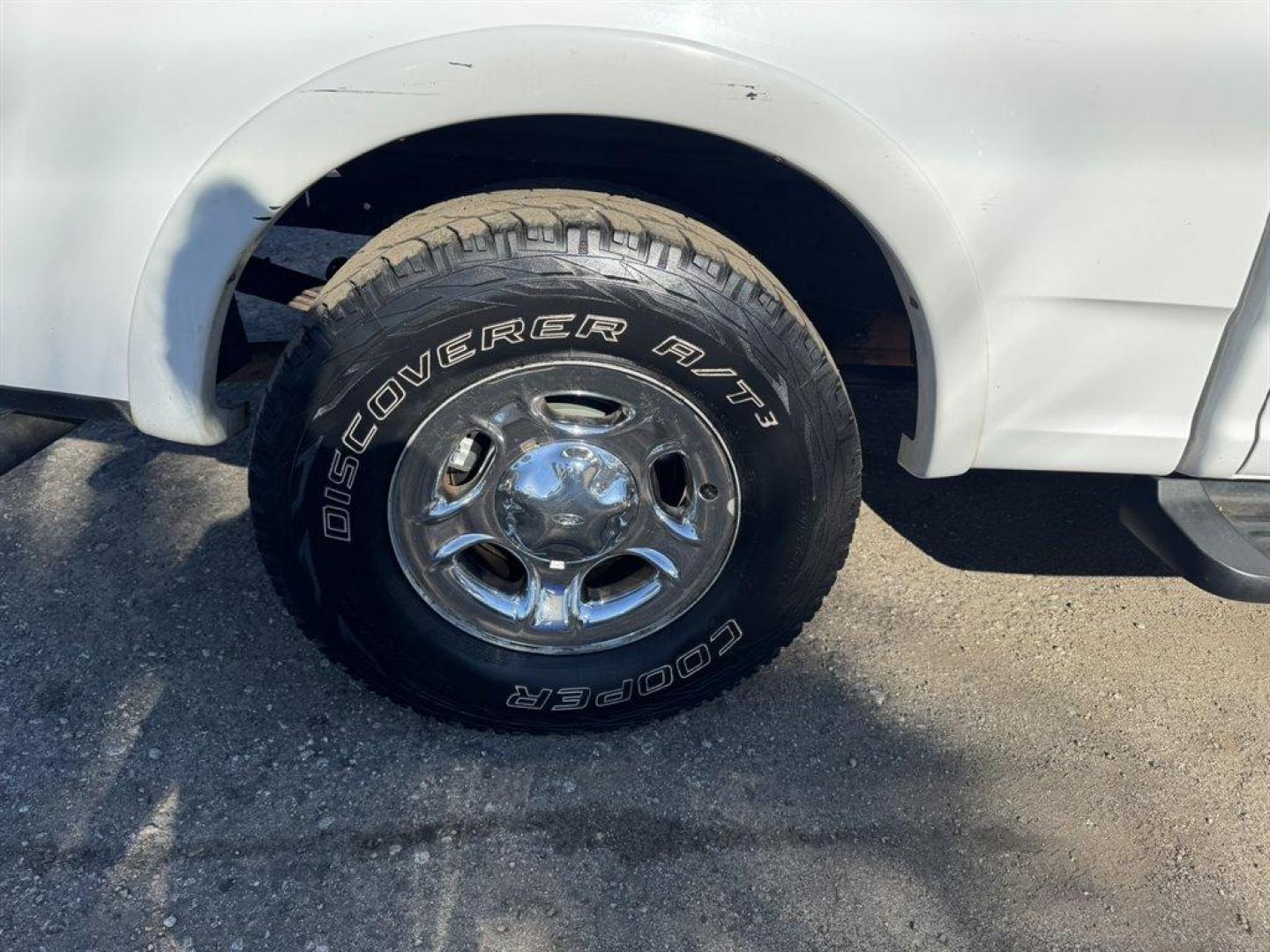 2001 White /Grey Ford F150 (1FTRW07L01K) with an 5.4l V8 EFI Sohc 5.4l engine, Automatic transmission, located at 745 East Steele Rd., West Columbia, SC, 29170, (803) 755-9148, 33.927212, -81.148483 - Photo#28