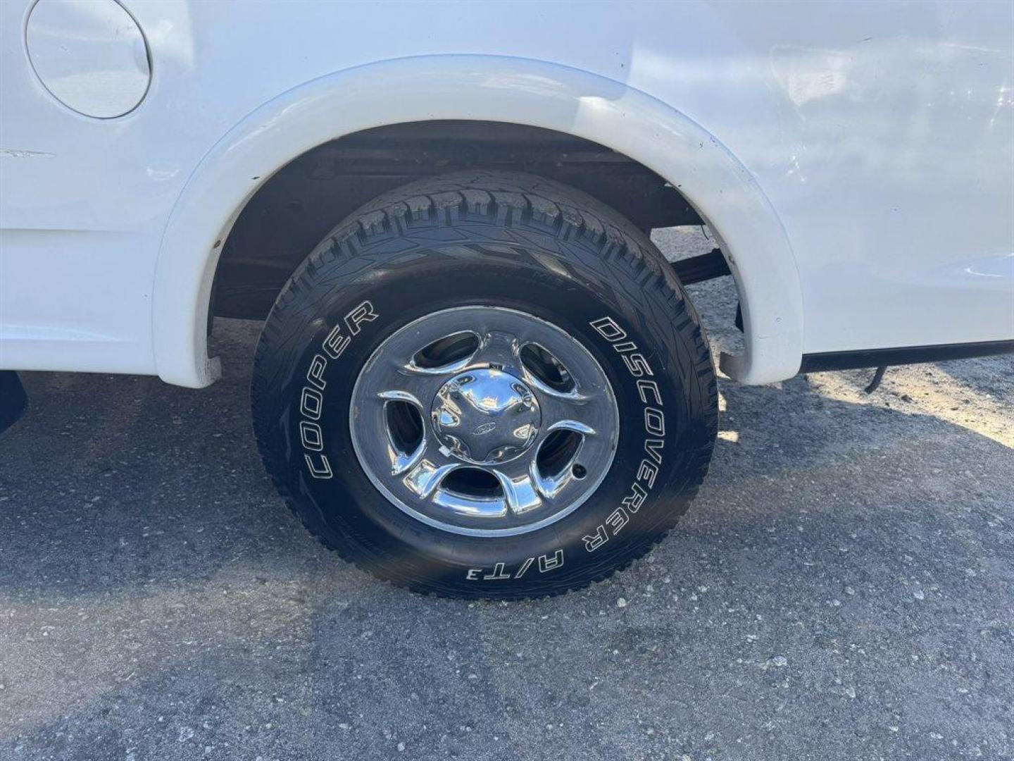 2001 White /Grey Ford F150 (1FTRW07L01K) with an 5.4l V8 EFI Sohc 5.4l engine, Automatic transmission, located at 745 East Steele Rd., West Columbia, SC, 29170, (803) 755-9148, 33.927212, -81.148483 - Photo#29