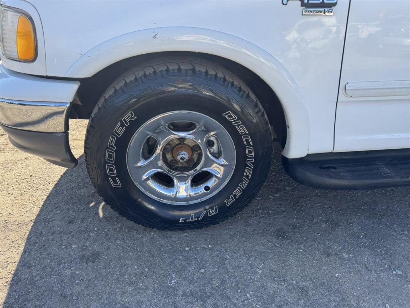 2001 White /Grey Ford F150 (1FTRW07L01K) with an 5.4l V8 EFI Sohc 5.4l engine, Automatic transmission, located at 745 East Steele Rd., West Columbia, SC, 29170, (803) 755-9148, 33.927212, -81.148483 - Photo#30