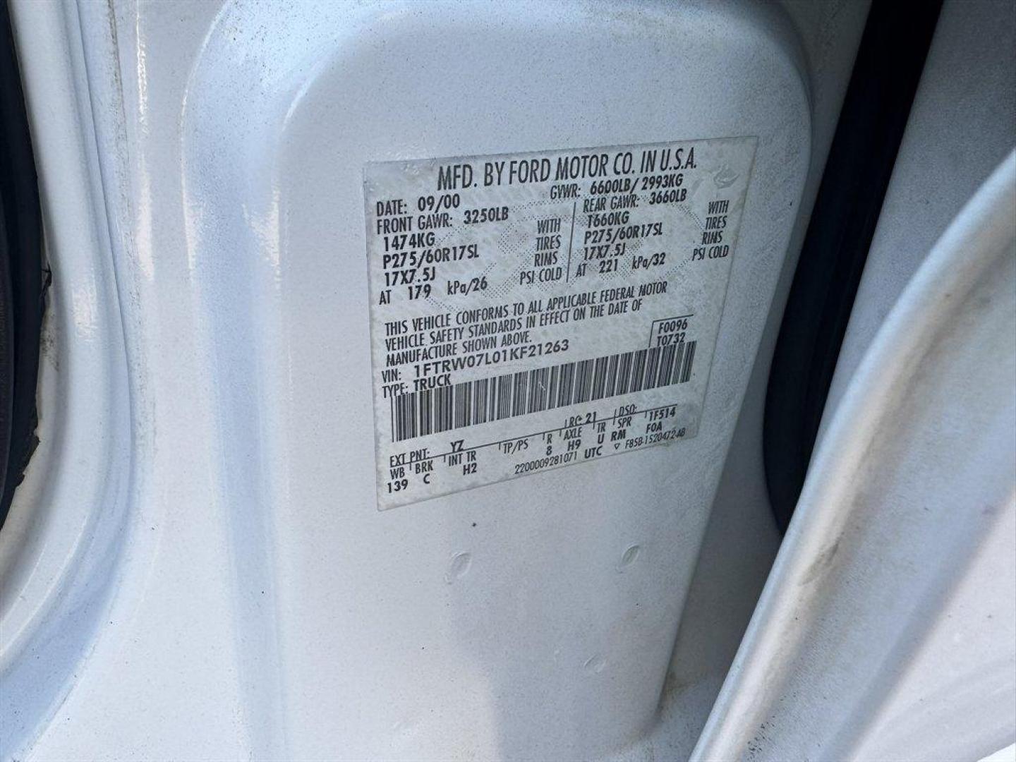 2001 White /Grey Ford F150 (1FTRW07L01K) with an 5.4l V8 EFI Sohc 5.4l engine, Automatic transmission, located at 745 East Steele Rd., West Columbia, SC, 29170, (803) 755-9148, 33.927212, -81.148483 - Photo#31