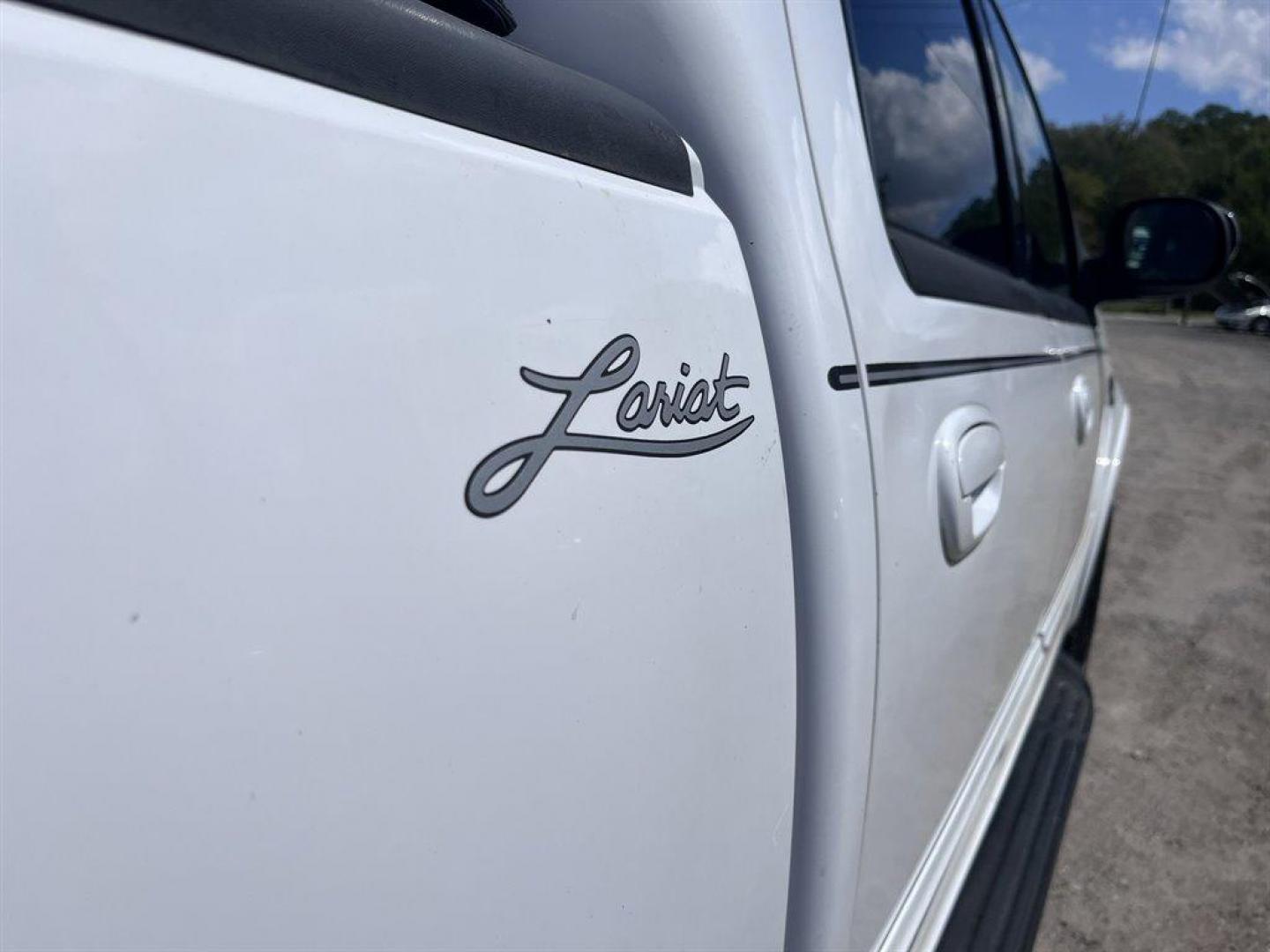 2001 White /Grey Ford F150 (1FTRW07L01K) with an 5.4l V8 EFI Sohc 5.4l engine, Automatic transmission, located at 745 East Steele Rd., West Columbia, SC, 29170, (803) 755-9148, 33.927212, -81.148483 - Special Internet Price! 2001 Ford F150 with AM/FM radio, Cruise control, Manual air conditioning, Sunroof, Leather interior, Powered windows, Powered door locks, Plus more! - Photo#24