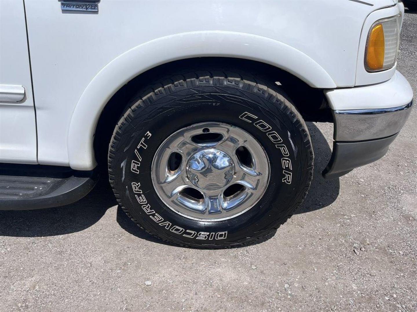 2001 White /Grey Ford F150 (1FTRW07L01K) with an 5.4l V8 EFI Sohc 5.4l engine, Automatic transmission, located at 745 East Steele Rd., West Columbia, SC, 29170, (803) 755-9148, 33.927212, -81.148483 - Special Internet Price! 2001 Ford F150 with AM/FM radio, Cruise control, Manual air conditioning, Sunroof, Leather interior, Powered windows, Powered door locks, Plus more! - Photo#25