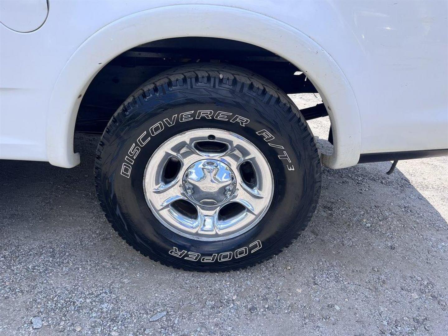 2001 White /Grey Ford F150 (1FTRW07L01K) with an 5.4l V8 EFI Sohc 5.4l engine, Automatic transmission, located at 745 East Steele Rd., West Columbia, SC, 29170, (803) 755-9148, 33.927212, -81.148483 - Special Internet Price! 2001 Ford F150 with AM/FM radio, Cruise control, Manual air conditioning, Sunroof, Leather interior, Powered windows, Powered door locks, Plus more! - Photo#27