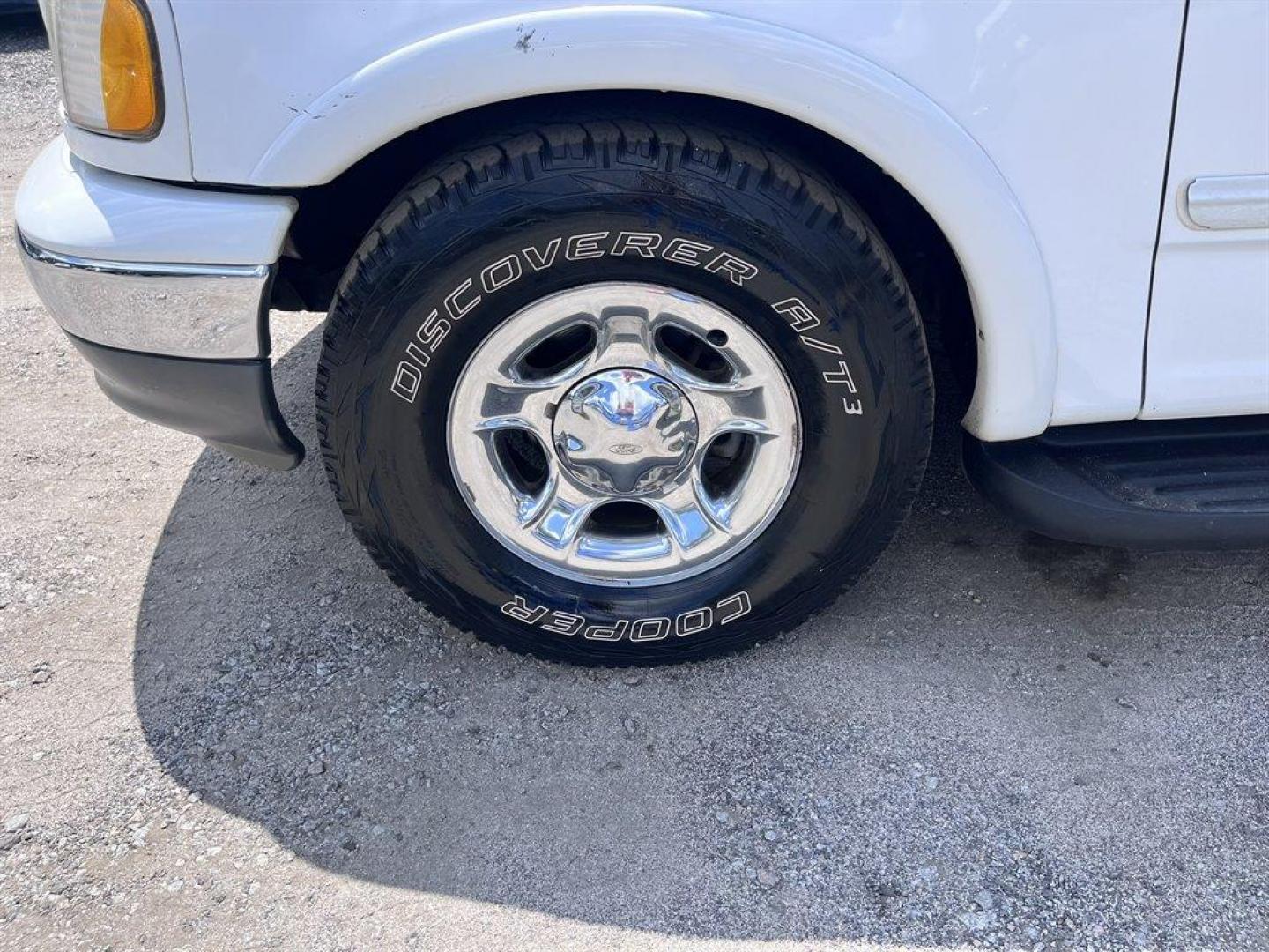 2001 White /Grey Ford F150 (1FTRW07L01K) with an 5.4l V8 EFI Sohc 5.4l engine, Automatic transmission, located at 745 East Steele Rd., West Columbia, SC, 29170, (803) 755-9148, 33.927212, -81.148483 - Special Internet Price! 2001 Ford F150 with AM/FM radio, Cruise control, Manual air conditioning, Sunroof, Leather interior, Powered windows, Powered door locks, Plus more! - Photo#28