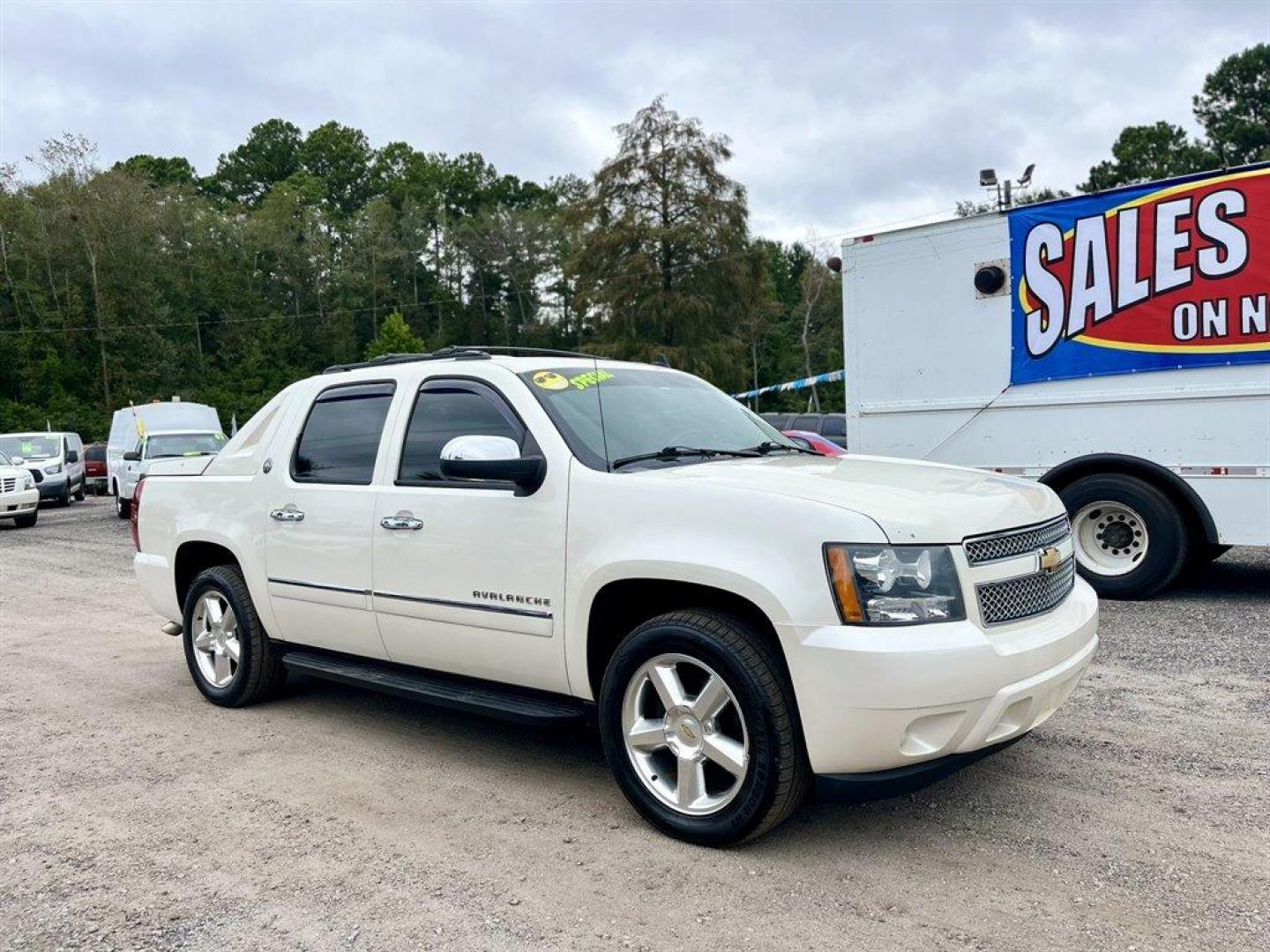 2013 White /Tan Chevrolet Avalanche (3GNMCGE01DG) with an 5.3l V8 SFI Flex 5.3l engine, Automatic transmission, located at 745 East Steele Rd., West Columbia, SC, 29170, (803) 755-9148, 33.927212, -81.148483 - Special Internet Price! 2013 Chevrolet Avalanche Black Diamond LTZ with AM/FM radio, Backup camera, Cruise control, Sunroof, Rear entertainment, Leather interior, Powered windows, Powered door locks, Plus more! - Photo#5