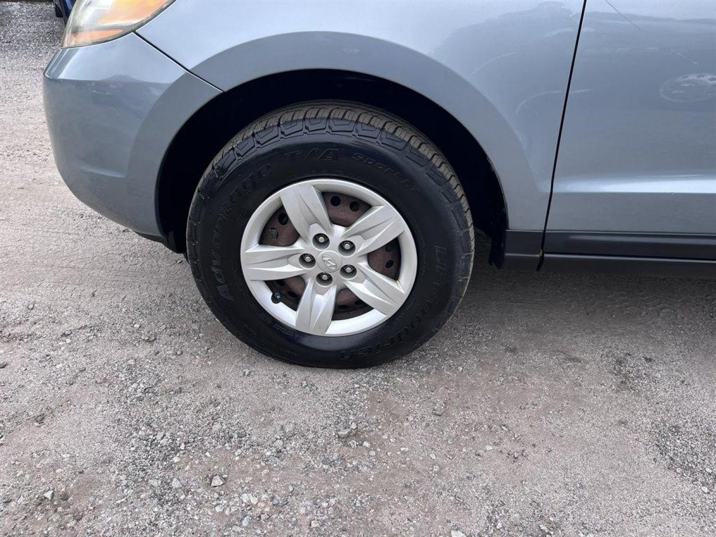 2009 Grey /Grey Hyundai Santa FE (5NMSG13D49H) with an 2.7l V6 MPI Dohc 2.7l engine, Automatic transmission, located at 745 East Steele Rd., West Columbia, SC, 29170, (803) 755-9148, 33.927212, -81.148483 - Special Internet Price! 2009 Hyundai Santa Fe GLS with AM/FM radio, Cruise control, Manual air conditioning, Cloth interior, Power windows, Powered door locks, Plus more! - Photo#29