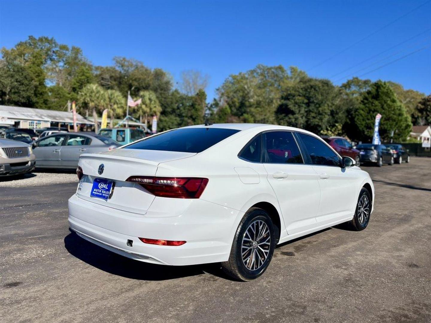 2021 White /Black Volkswagen Jetta (3VWC57BU0MM) with an 1.4l I-4 DI Dohc T/C 1.4l engine, Automatic transmission, located at 745 East Steele Rd., West Columbia, SC, 29170, (803) 755-9148, 33.927212, -81.148483 - Photo#4