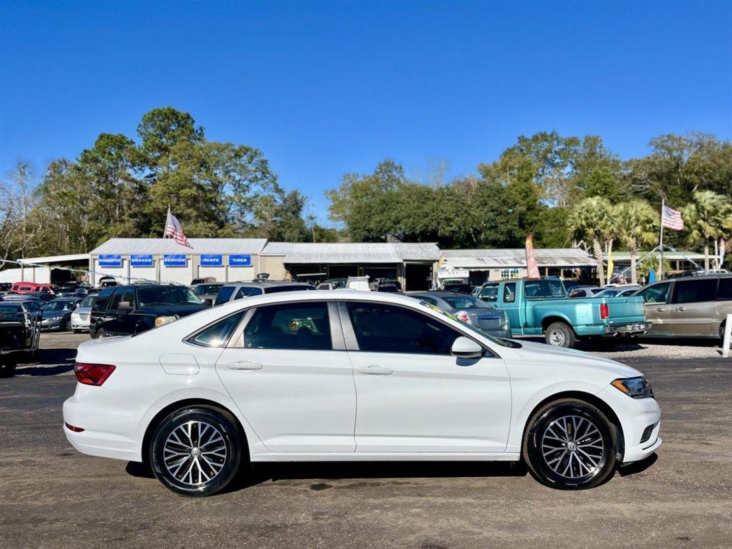 2021 White /Black Volkswagen Jetta (3VWC57BU0MM) with an 1.4l I-4 DI Dohc T/C 1.4l engine, Automatic transmission, located at 745 East Steele Rd., West Columbia, SC, 29170, (803) 755-9148, 33.927212, -81.148483 - Photo#5