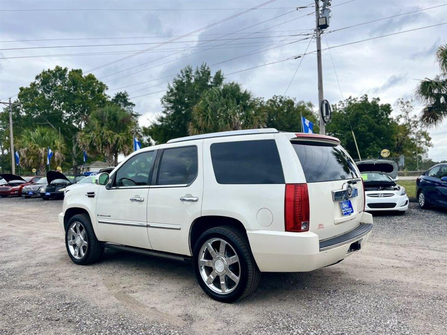 2008 White /Taupe Cadillac Escalade (1GYEC63828R) with an 6.2l V8 SFI OHV HO 6.2l engine, Automatic transmission, located at 745 East Steele Rd., West Columbia, SC, 29170, (803) 755-9148, 33.927212, -81.148483 - Special Internet Price! 2008 Cadillac Escalade with AM/FM radio, Backup camera, Navigation, Keyless entry, 3rd row seating, Rear entertainment, Sunroof, Leather interior, Powered windows, Powered door locks, Plus more! - Photo#2