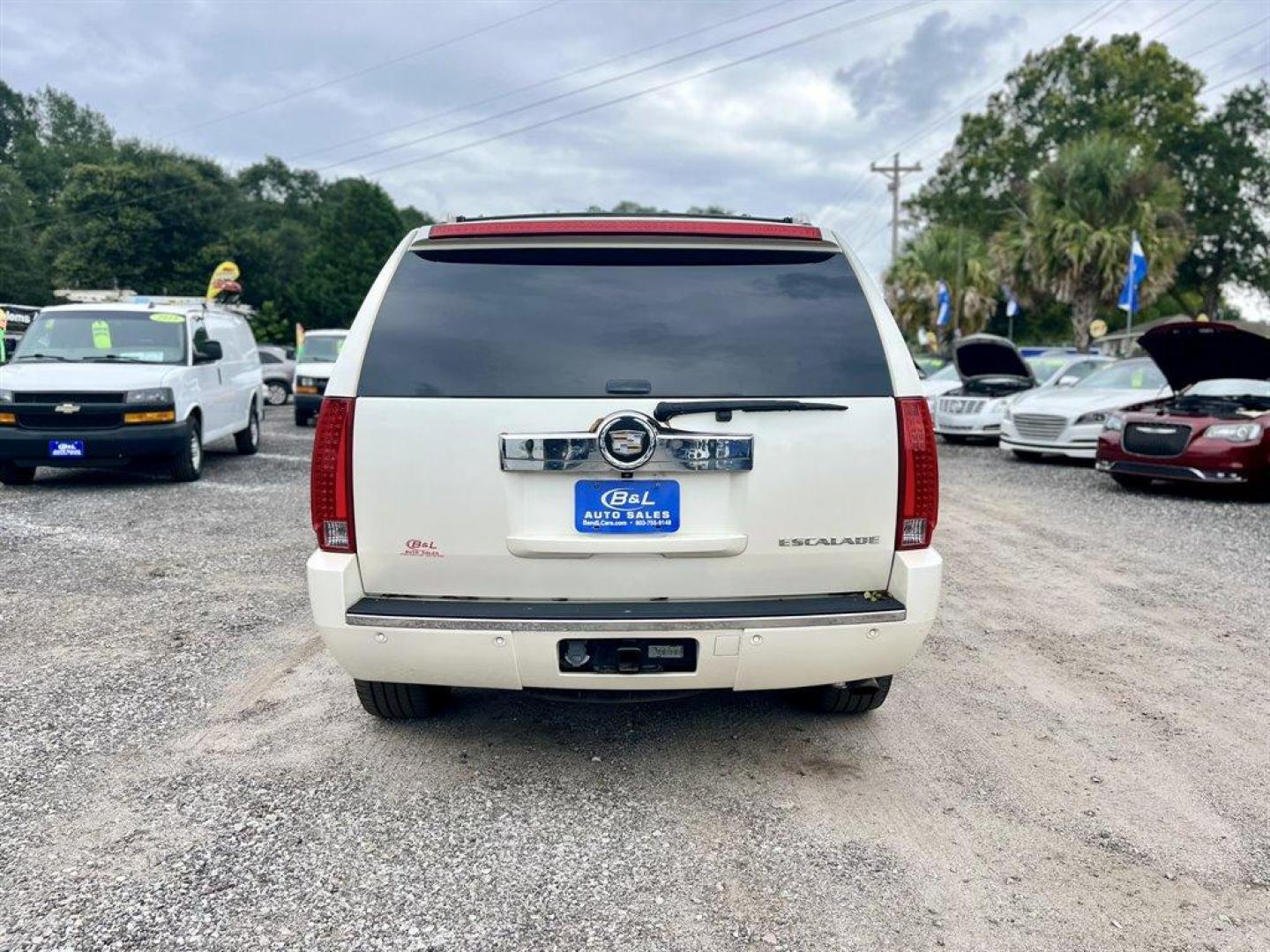 2008 White /Taupe Cadillac Escalade (1GYEC63828R) with an 6.2l V8 SFI OHV HO 6.2l engine, Automatic transmission, located at 745 East Steele Rd., West Columbia, SC, 29170, (803) 755-9148, 33.927212, -81.148483 - Special Internet Price! 2008 Cadillac Escalade with AM/FM radio, Backup camera, Navigation, Keyless entry, 3rd row seating, Rear entertainment, Sunroof, Leather interior, Powered windows, Powered door locks, Plus more! - Photo#3