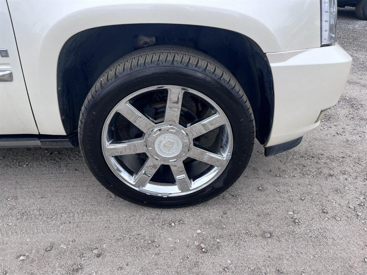 2008 White /Taupe Cadillac Escalade (1GYEC63828R) with an 6.2l V8 SFI OHV HO 6.2l engine, Automatic transmission, located at 745 East Steele Rd., West Columbia, SC, 29170, (803) 755-9148, 33.927212, -81.148483 - Special Internet Price! 2008 Cadillac Escalade with AM/FM radio, Backup camera, Navigation, Keyless entry, 3rd row seating, Rear entertainment, Sunroof, Leather interior, Powered windows, Powered door locks, Plus more! - Photo#40