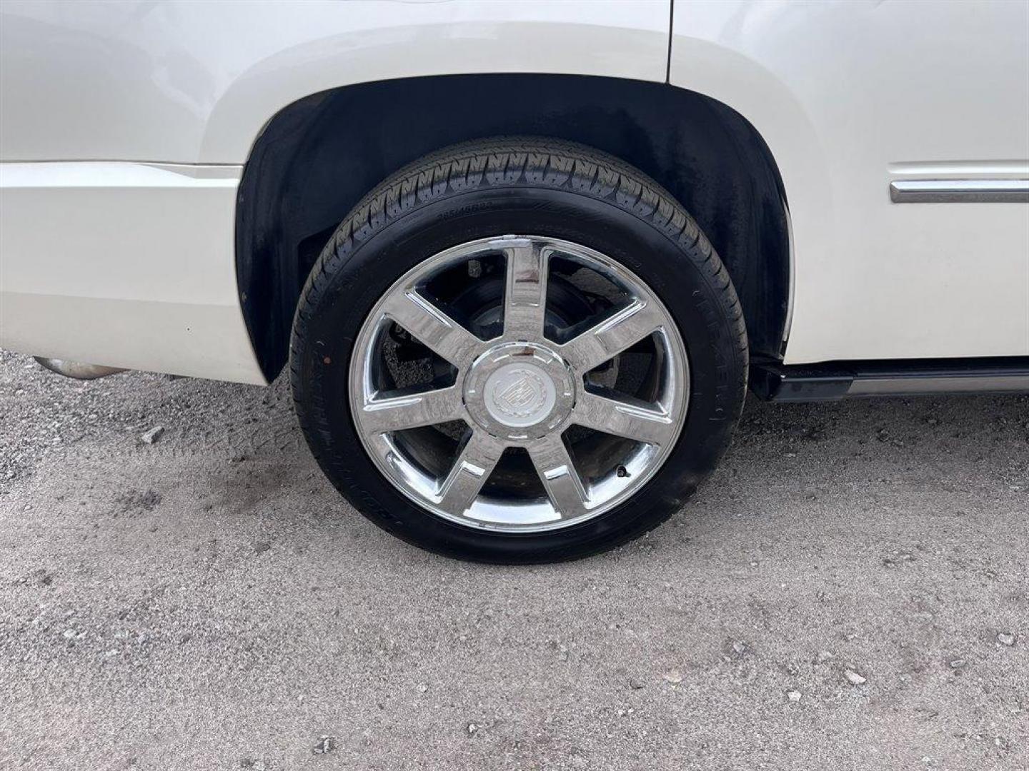 2008 White /Taupe Cadillac Escalade (1GYEC63828R) with an 6.2l V8 SFI OHV HO 6.2l engine, Automatic transmission, located at 745 East Steele Rd., West Columbia, SC, 29170, (803) 755-9148, 33.927212, -81.148483 - Special Internet Price! 2008 Cadillac Escalade with AM/FM radio, Backup camera, Navigation, Keyless entry, 3rd row seating, Rear entertainment, Sunroof, Leather interior, Powered windows, Powered door locks, Plus more! - Photo#41