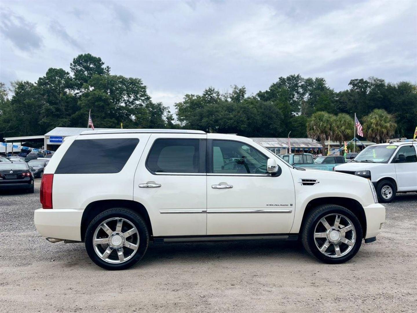 2008 White /Taupe Cadillac Escalade (1GYEC63828R) with an 6.2l V8 SFI OHV HO 6.2l engine, Automatic transmission, located at 745 East Steele Rd., West Columbia, SC, 29170, (803) 755-9148, 33.927212, -81.148483 - Special Internet Price! 2008 Cadillac Escalade with AM/FM radio, Backup camera, Navigation, Keyless entry, 3rd row seating, Rear entertainment, Sunroof, Leather interior, Powered windows, Powered door locks, Plus more! - Photo#5