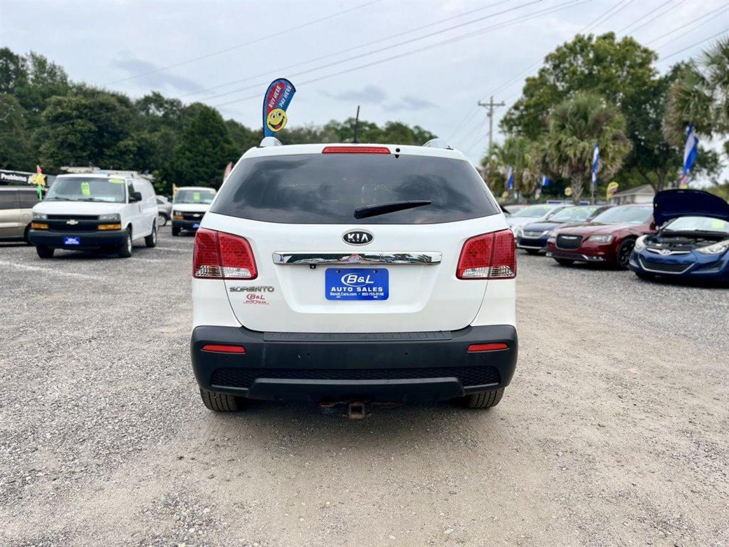 2012 White /Black Kia Sorento (5XYKTDA21CG) with an 3.5l V6 MPI Dohc Cvvt 3.5 engine, Automatic transmission, located at 745 East Steele Rd., West Columbia, SC, 29170, (803) 755-9148, 33.927212, -81.148483 - Special Internet Price! 2012 Kia Sorento with AM/FM radio, Cruise control, Manual air conditioning, 3rd row seating, Cloth interior, Powered windows, Powered door locks, Plus more! - Photo#3