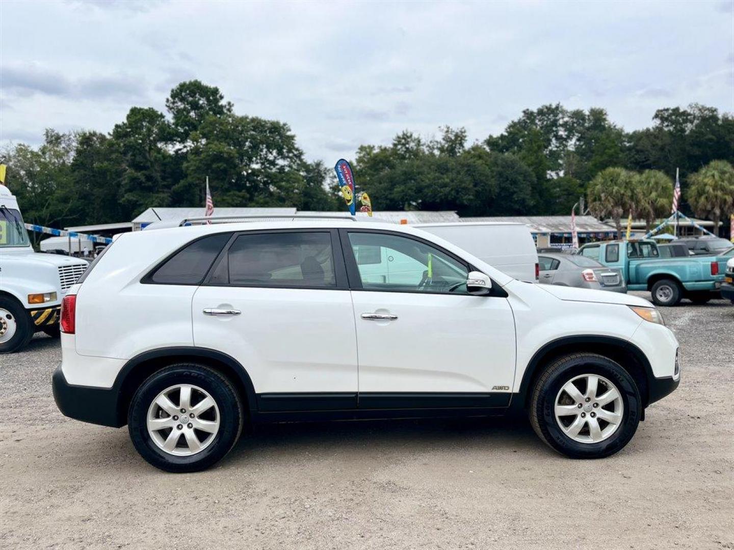 2012 White /Black Kia Sorento (5XYKTDA21CG) with an 3.5l V6 MPI Dohc Cvvt 3.5 engine, Automatic transmission, located at 745 East Steele Rd., West Columbia, SC, 29170, (803) 755-9148, 33.927212, -81.148483 - Special Internet Price! 2012 Kia Sorento with AM/FM radio, Cruise control, Manual air conditioning, 3rd row seating, Cloth interior, Powered windows, Powered door locks, Plus more! - Photo#5