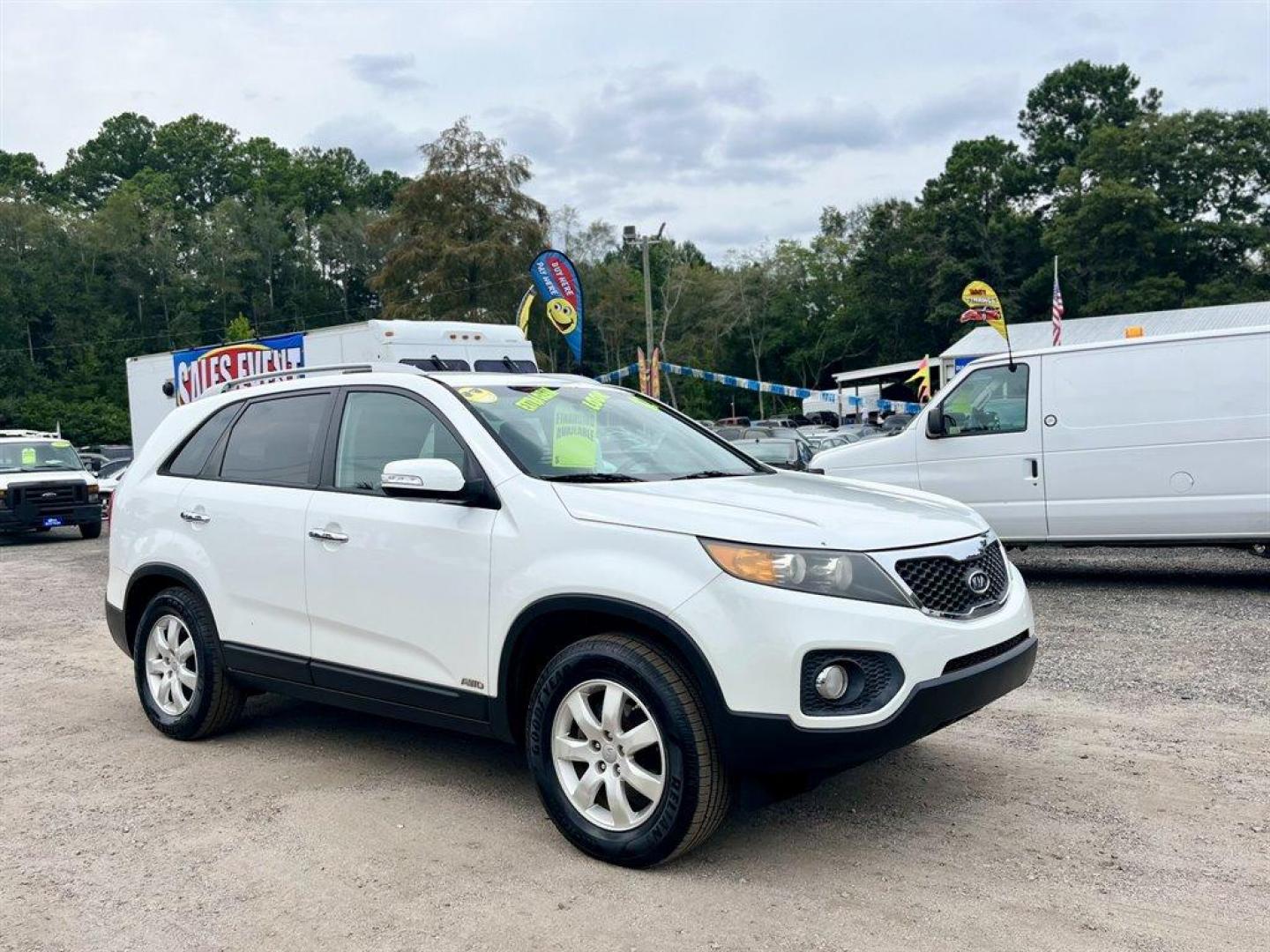 2012 White /Black Kia Sorento (5XYKTDA21CG) with an 3.5l V6 MPI Dohc Cvvt 3.5 engine, Automatic transmission, located at 745 East Steele Rd., West Columbia, SC, 29170, (803) 755-9148, 33.927212, -81.148483 - Special Internet Price! 2012 Kia Sorento with AM/FM radio, Cruise control, Manual air conditioning, 3rd row seating, Cloth interior, Powered windows, Powered door locks, Plus more! - Photo#6