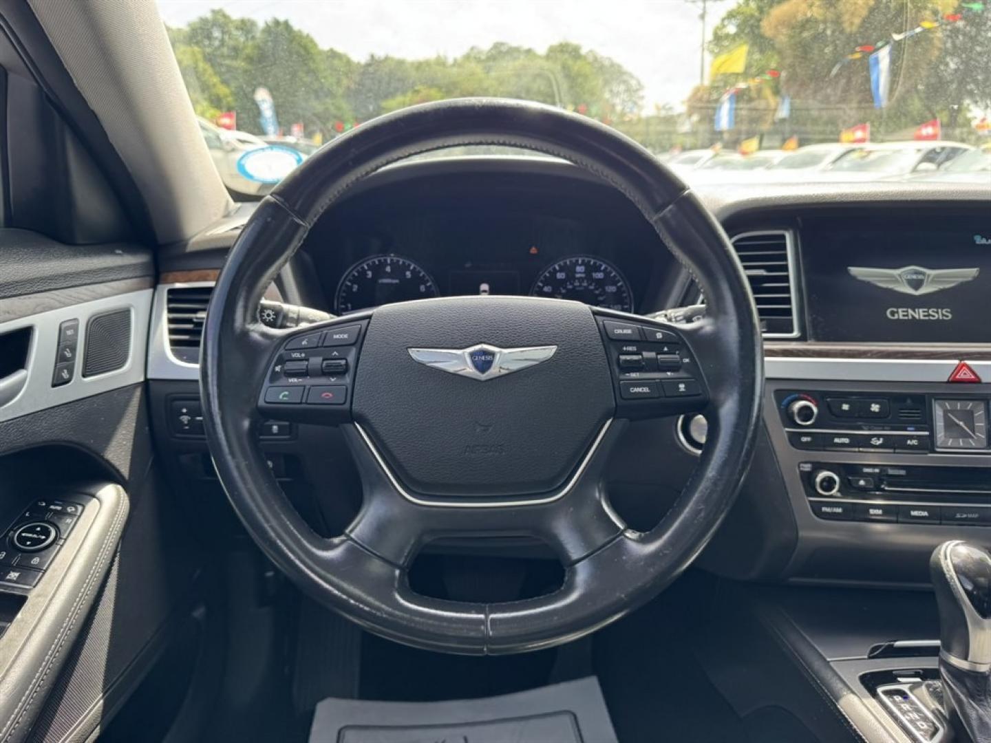 2015 White /Black Hyundai Genesis (KMHGN4JE2FU) with an 3.8l V6 DI Dohc Cvvt 3.8l engine, Automatic transmission, located at 745 East Steele Rd., West Columbia, SC, 29170, (803) 755-9148, 33.927212, -81.148483- Photo#7