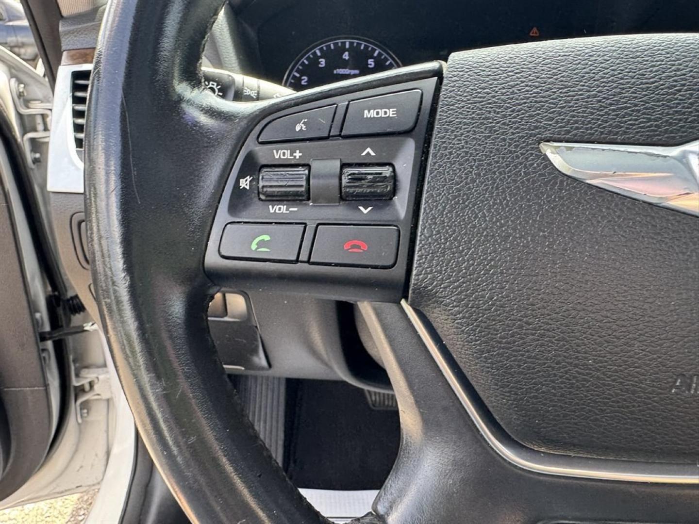 2015 White /Black Hyundai Genesis (KMHGN4JE2FU) with an 3.8l V6 DI Dohc Cvvt 3.8l engine, Automatic transmission, located at 745 East Steele Rd., West Columbia, SC, 29170, (803) 755-9148, 33.927212, -81.148483- Photo#8