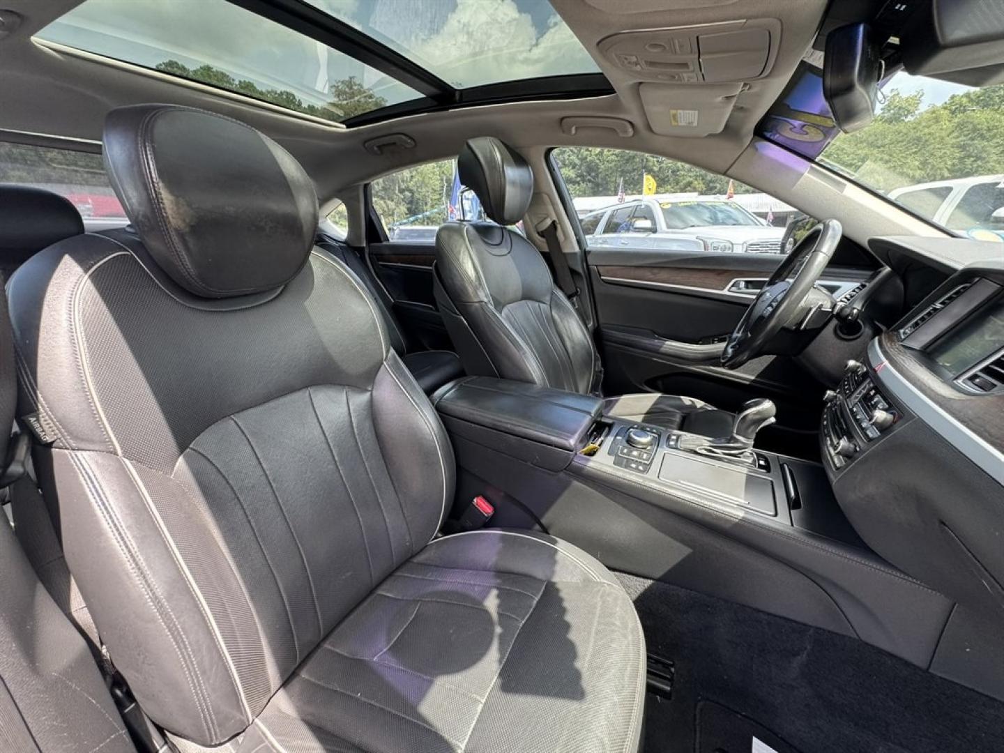 2015 White /Black Hyundai Genesis (KMHGN4JE2FU) with an 3.8l V6 DI Dohc Cvvt 3.8l engine, Automatic transmission, located at 745 East Steele Rd., West Columbia, SC, 29170, (803) 755-9148, 33.927212, -81.148483- Photo#25