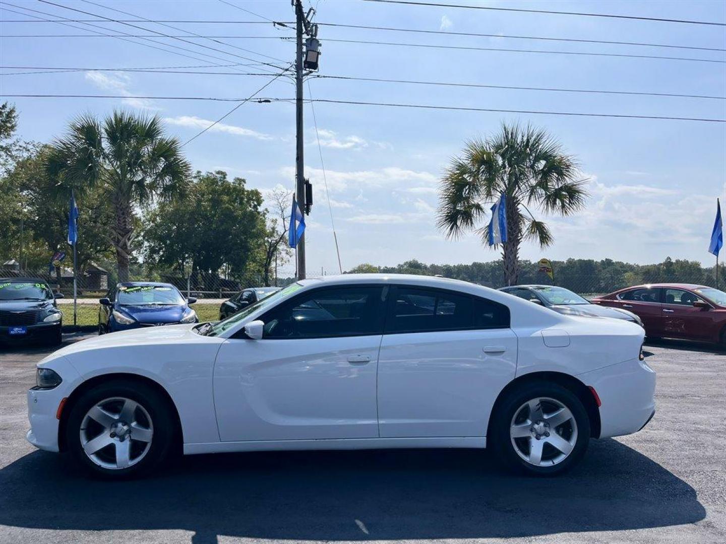 2019 White /Black Dodge Charger (2C3CDXAT6KH) with an 5.7l V8 MPI Hemi 5.7l engine, Automatic transmission, located at 745 East Steele Rd., West Columbia, SC, 29170, (803) 755-9148, 33.927212, -81.148483 - Special Internet Price! 2019 Dodge Charger with Bluetooth, AM/FM radio, Backup camera, Automatic air conditioning, Cruise control, Powered windows, Powered door locks, Plus more! - Photo#1