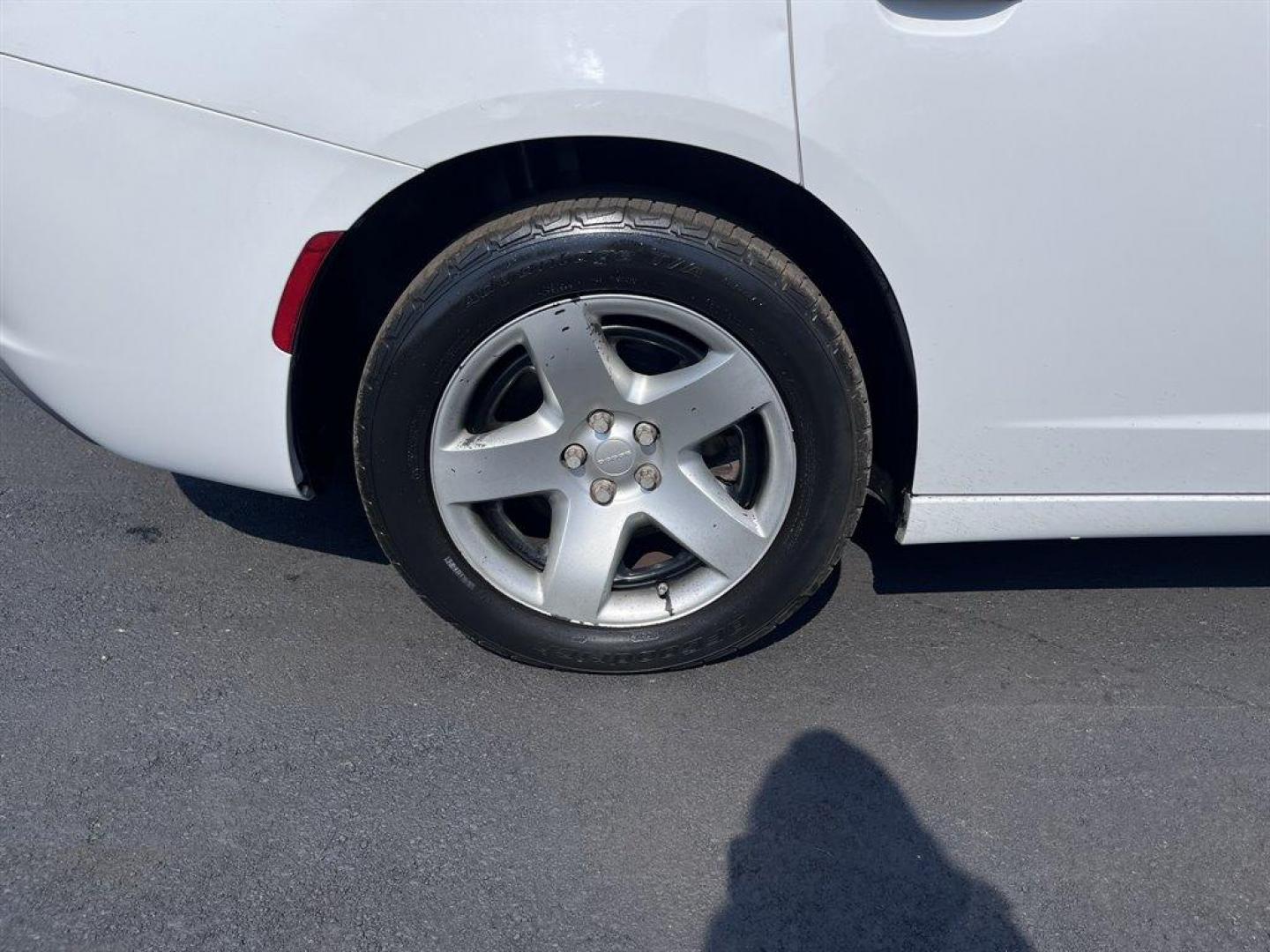 2019 White /Black Dodge Charger (2C3CDXAT6KH) with an 5.7l V8 MPI Hemi 5.7l engine, Automatic transmission, located at 745 East Steele Rd., West Columbia, SC, 29170, (803) 755-9148, 33.927212, -81.148483 - Special Internet Price! 2019 Dodge Charger with Bluetooth, AM/FM radio, Backup camera, Automatic air conditioning, Cruise control, Powered windows, Powered door locks, Plus more! - Photo#32