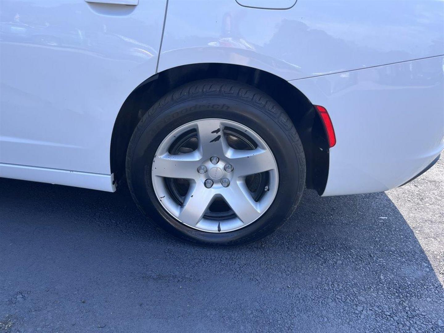 2019 White /Black Dodge Charger (2C3CDXAT6KH) with an 5.7l V8 MPI Hemi 5.7l engine, Automatic transmission, located at 745 East Steele Rd., West Columbia, SC, 29170, (803) 755-9148, 33.927212, -81.148483 - Special Internet Price! 2019 Dodge Charger with Bluetooth, AM/FM radio, Backup camera, Automatic air conditioning, Cruise control, Powered windows, Powered door locks, Plus more! - Photo#33