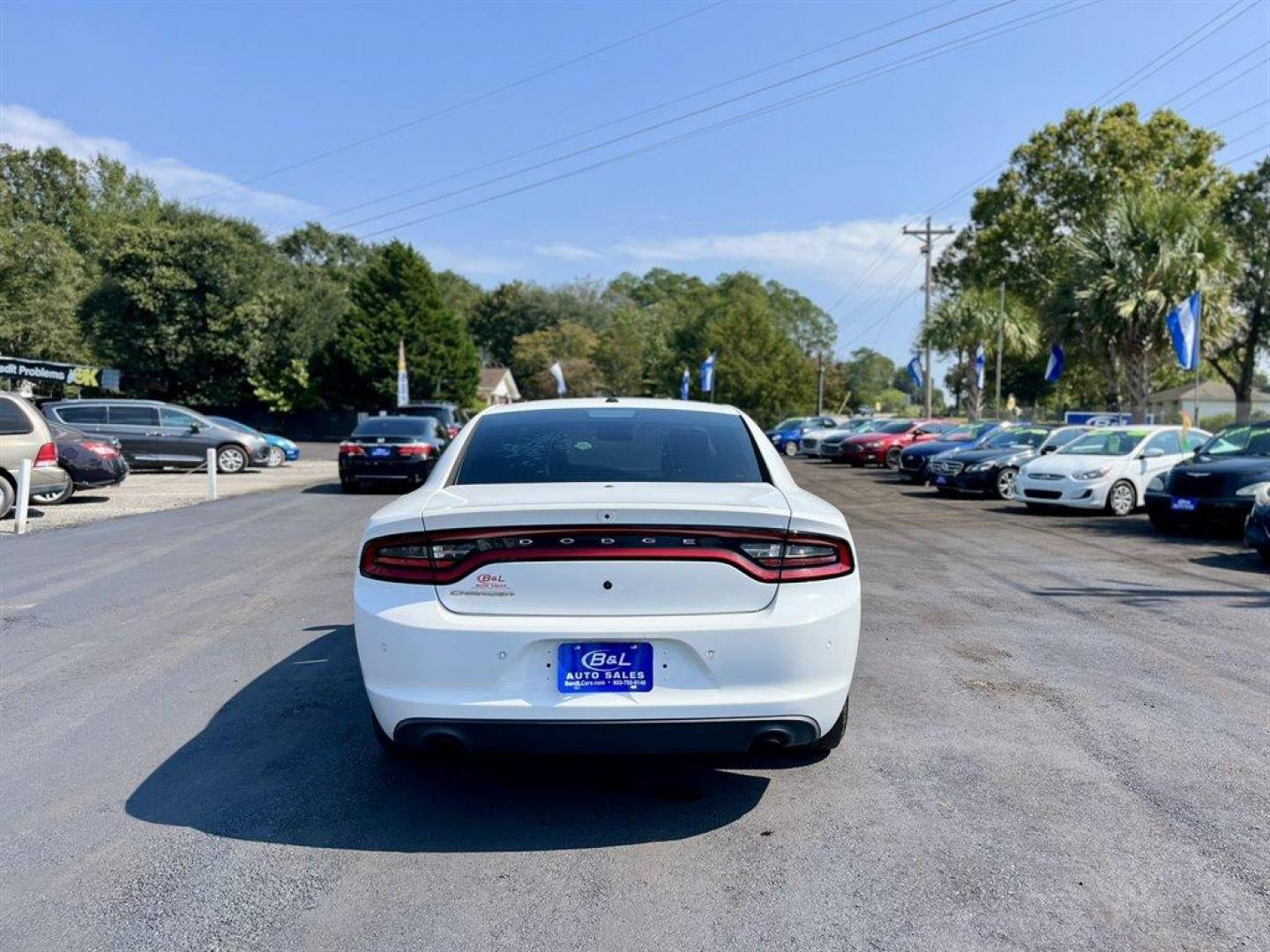 2019 White /Black Dodge Charger (2C3CDXAT6KH) with an 5.7l V8 MPI Hemi 5.7l engine, Automatic transmission, located at 745 East Steele Rd., West Columbia, SC, 29170, (803) 755-9148, 33.927212, -81.148483 - Special Internet Price! 2019 Dodge Charger with Bluetooth, AM/FM radio, Backup camera, Automatic air conditioning, Cruise control, Powered windows, Powered door locks, Plus more! - Photo#3