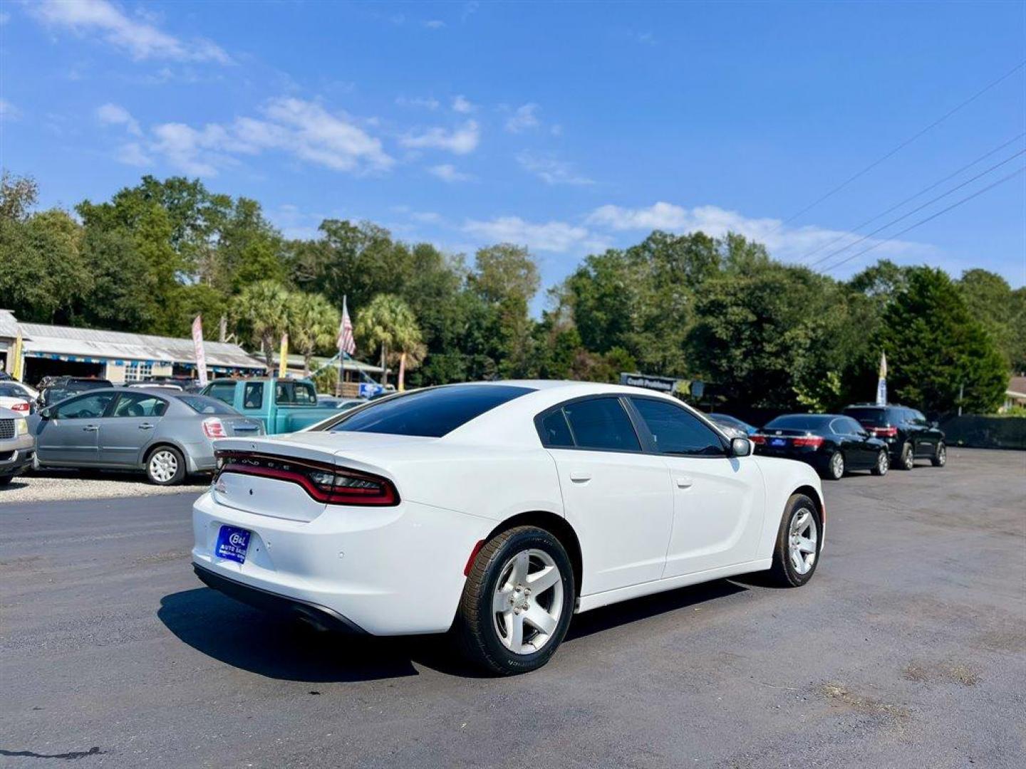 2019 White /Black Dodge Charger (2C3CDXAT6KH) with an 5.7l V8 MPI Hemi 5.7l engine, Automatic transmission, located at 745 East Steele Rd., West Columbia, SC, 29170, (803) 755-9148, 33.927212, -81.148483 - Special Internet Price! 2019 Dodge Charger with Bluetooth, AM/FM radio, Backup camera, Automatic air conditioning, Cruise control, Powered windows, Powered door locks, Plus more! - Photo#4