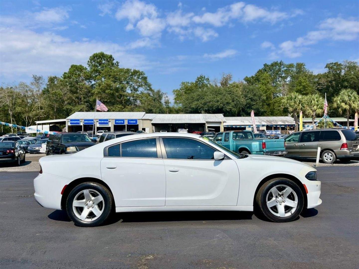 2019 White /Black Dodge Charger (2C3CDXAT6KH) with an 5.7l V8 MPI Hemi 5.7l engine, Automatic transmission, located at 745 East Steele Rd., West Columbia, SC, 29170, (803) 755-9148, 33.927212, -81.148483 - Special Internet Price! 2019 Dodge Charger with Bluetooth, AM/FM radio, Backup camera, Automatic air conditioning, Cruise control, Powered windows, Powered door locks, Plus more! - Photo#5