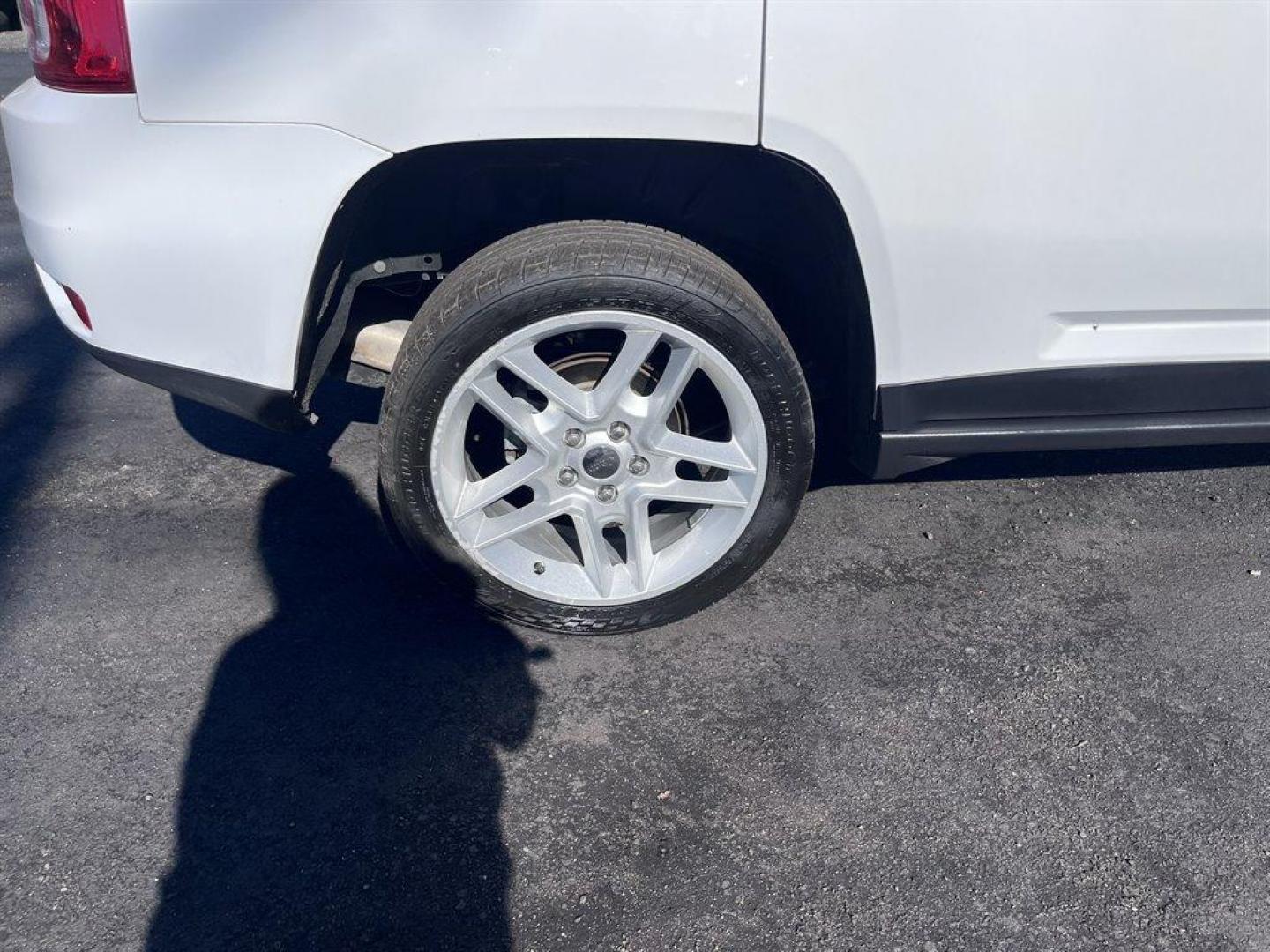 2013 White /Tan Jeep Compass (1C4NJCCB1DD) with an 2.4l I-4 SFI Dohc 2.4l engine, Automatic transmission, located at 745 East Steele Rd., West Columbia, SC, 29170, (803) 755-9148, 33.927212, -81.148483 - Special Internet Price! 2013 Jeep Compass with AM/FM radio, Cruise control, Manual air conditioning, Keyless entry, Powered driver seat, Leather interior, Powered windows, Powered door locks, Plus more! - Photo#32