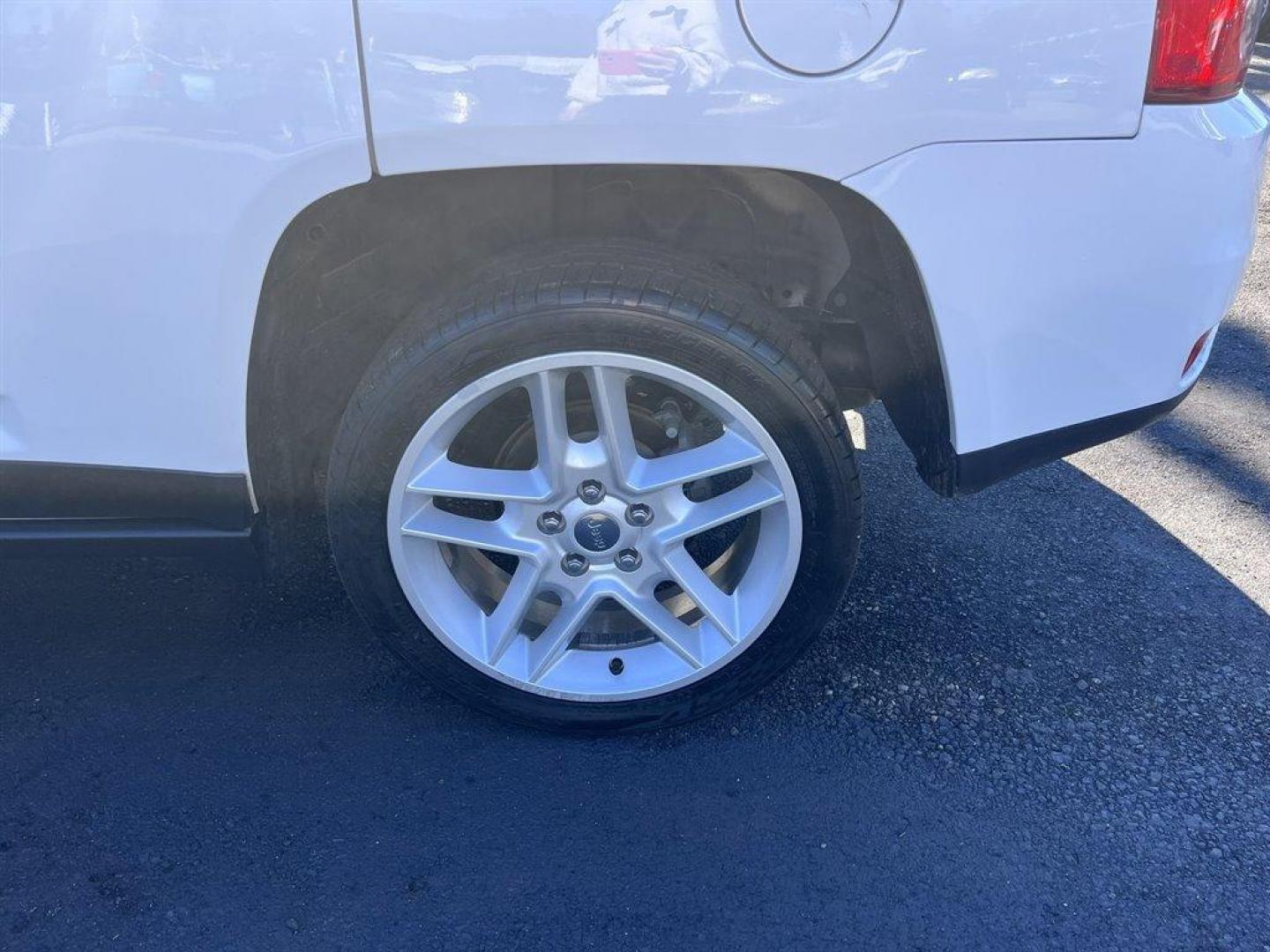 2013 White /Tan Jeep Compass (1C4NJCCB1DD) with an 2.4l I-4 SFI Dohc 2.4l engine, Automatic transmission, located at 745 East Steele Rd., West Columbia, SC, 29170, (803) 755-9148, 33.927212, -81.148483 - Special Internet Price! 2013 Jeep Compass with AM/FM radio, Cruise control, Manual air conditioning, Keyless entry, Powered driver seat, Leather interior, Powered windows, Powered door locks, Plus more! - Photo#33