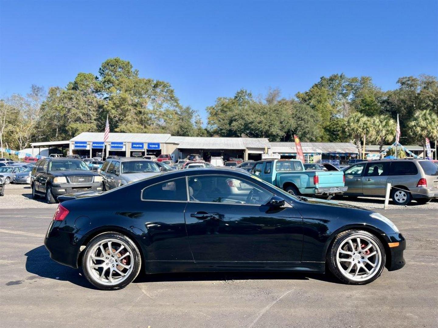 2006 Black /Grey Infiniti G35 (JNKCV54E66M) with an 3.5l V6 Dohc 3.5l engine, 6 Speed Manual transmission, located at 745 East Steele Rd., West Columbia, SC, 29170, (803) 755-9148, 33.927212, -81.148483 - Special Internet Price! 2006 Infiniti G35 with AM/FM stereo, 5-speed transmission, Leather interior, Sunroof, Keyless entry, Powered windows, Powered door locks, Plus more! - Photo#4